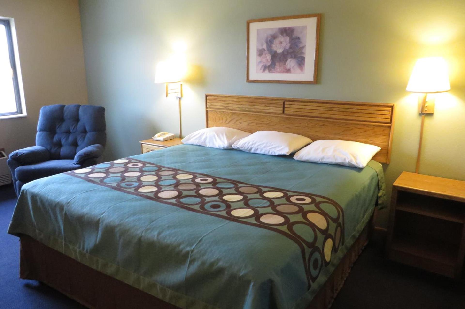 Super 8 by Wyndham Macomb photo 45