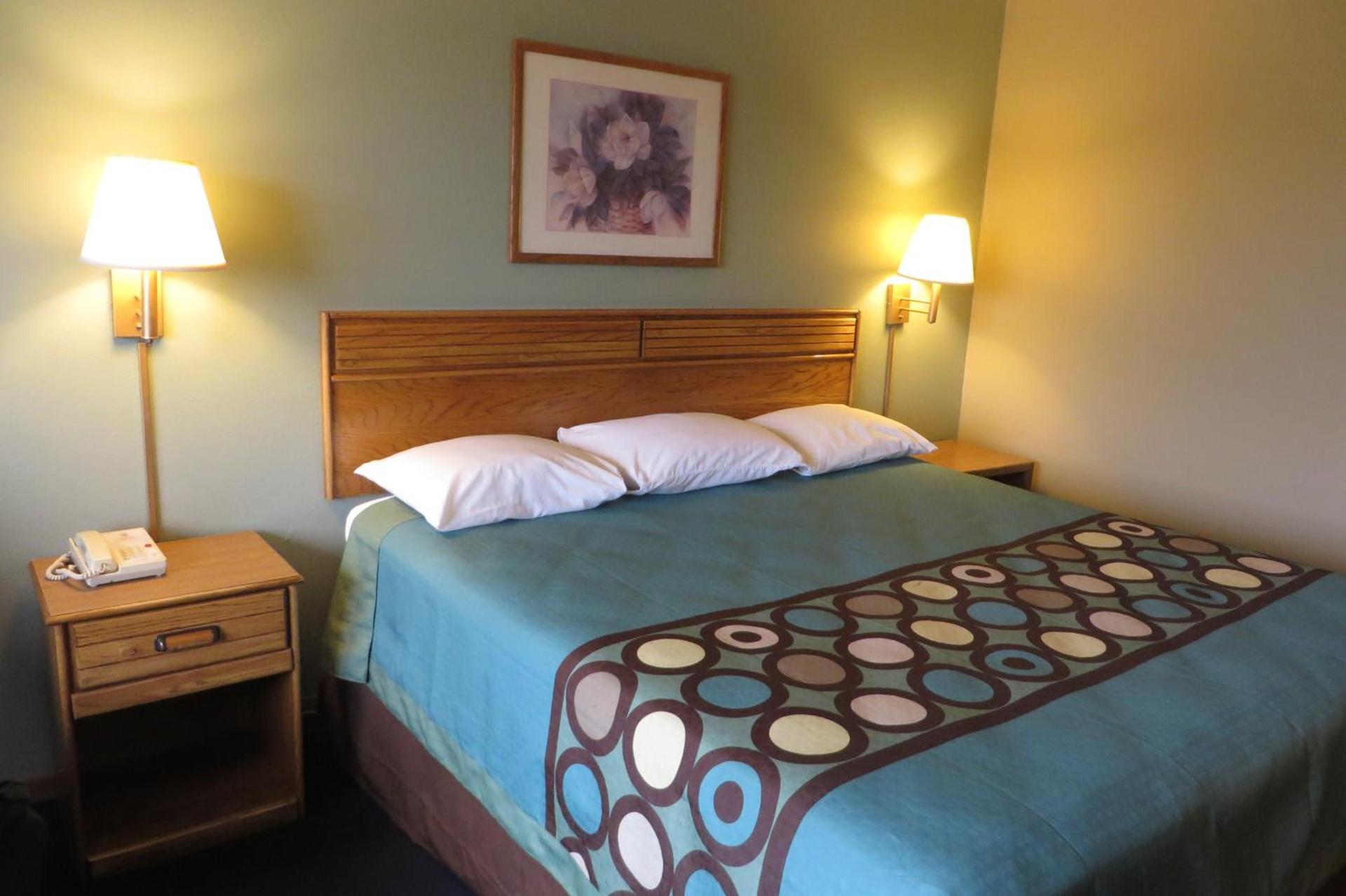 Super 8 by Wyndham Macomb photo 44