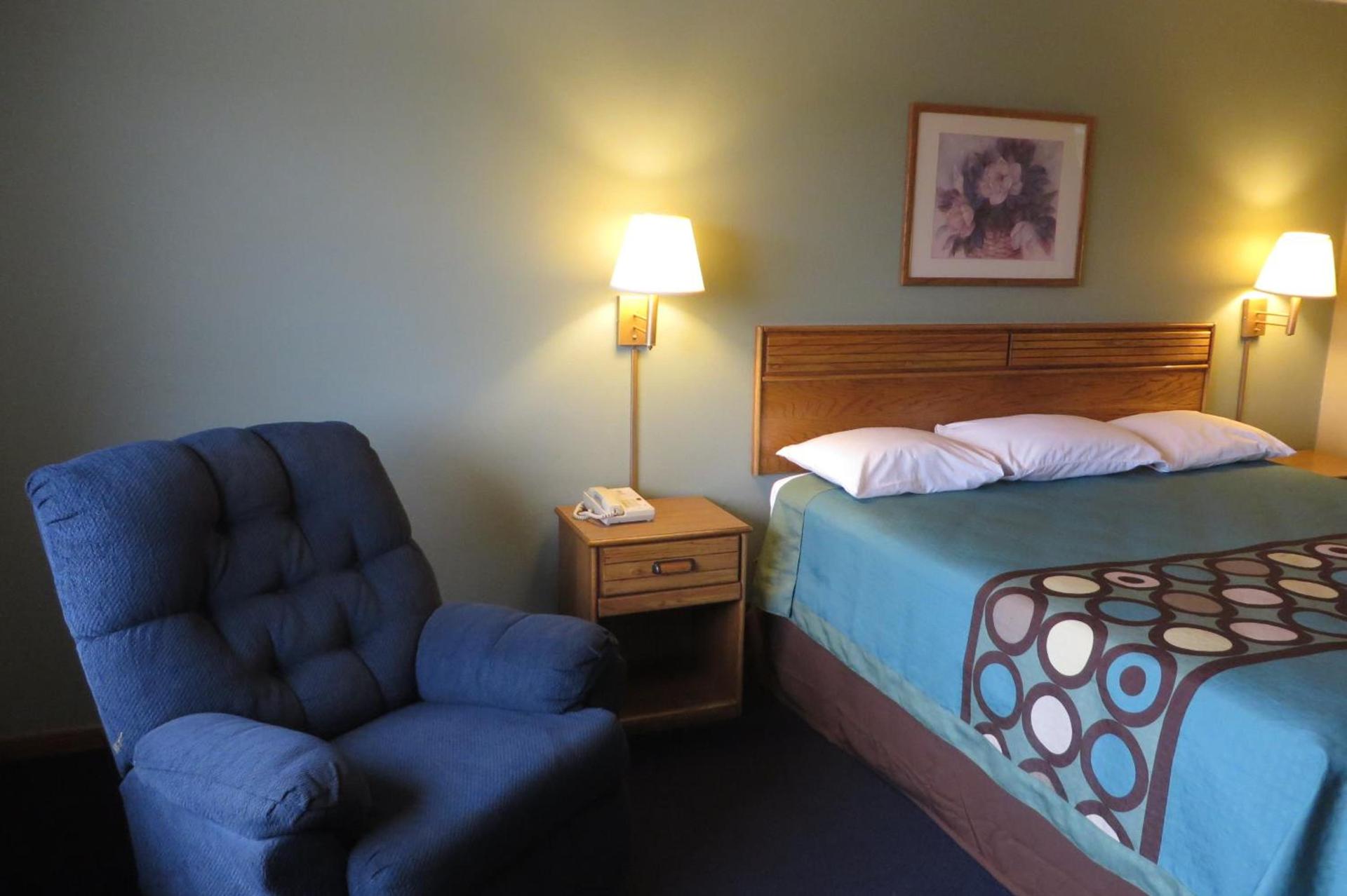 Super 8 by Wyndham Macomb photo 51