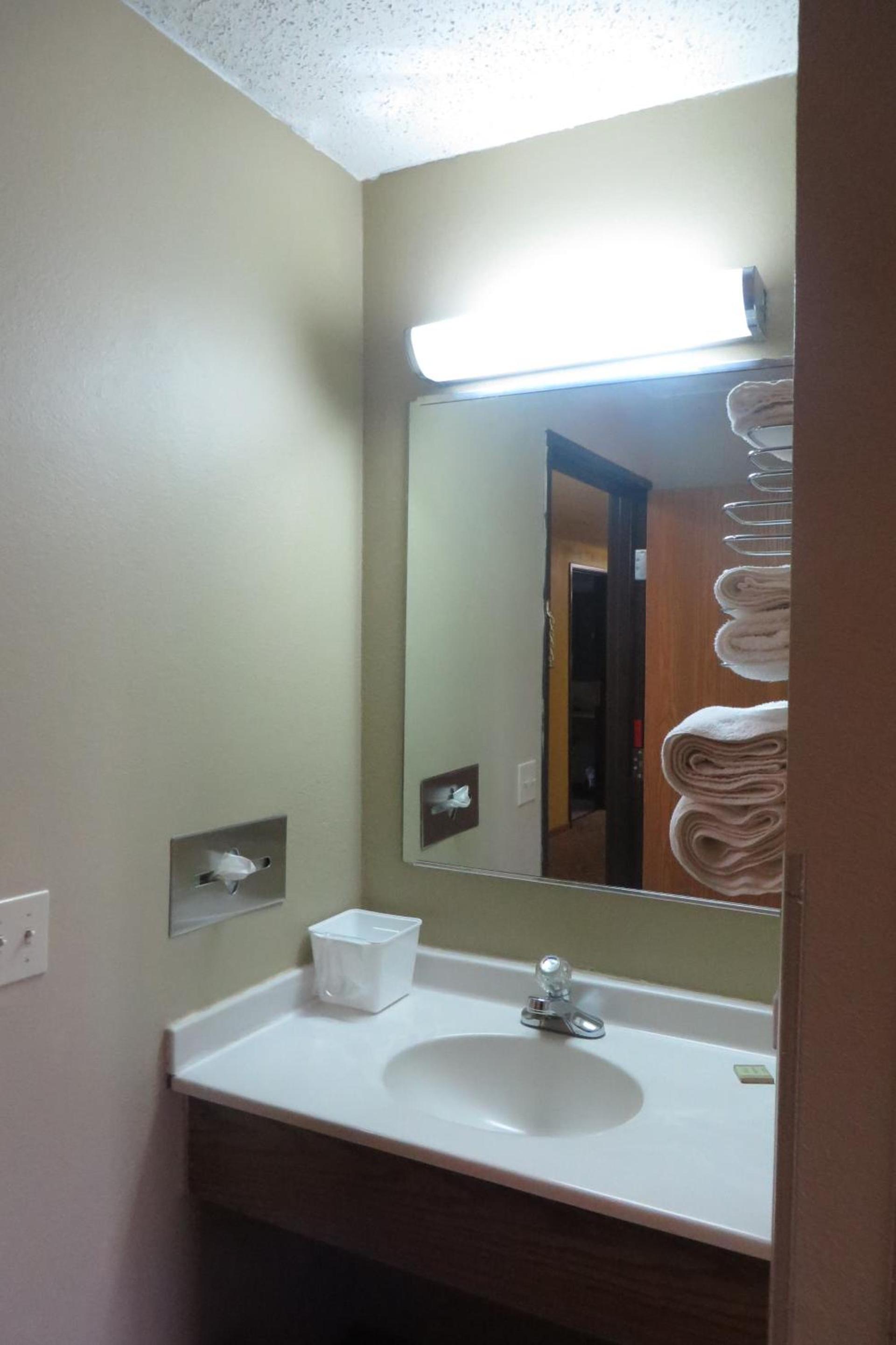 Super 8 by Wyndham Macomb photo 58