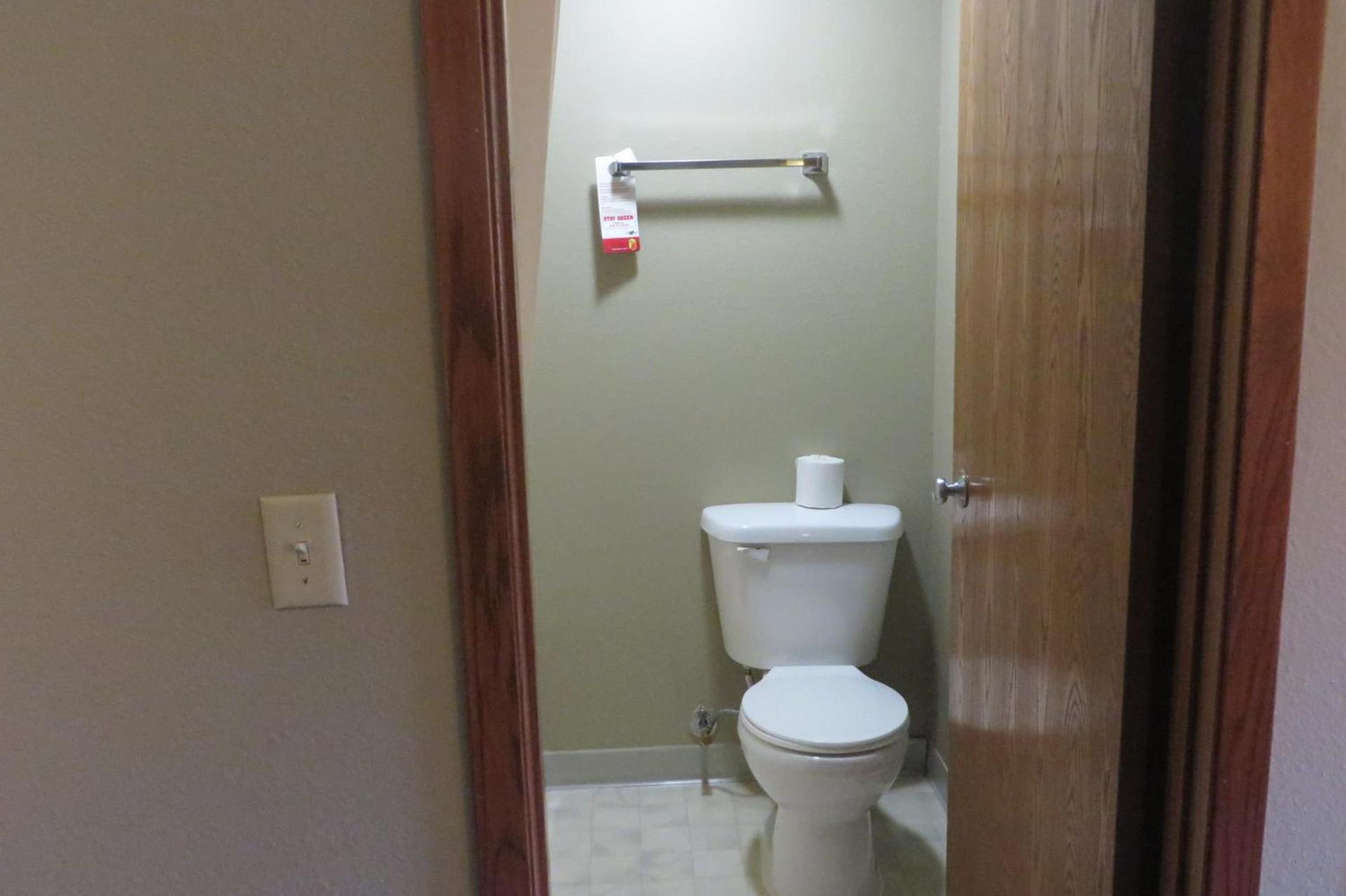 Super 8 by Wyndham Macomb photo 55