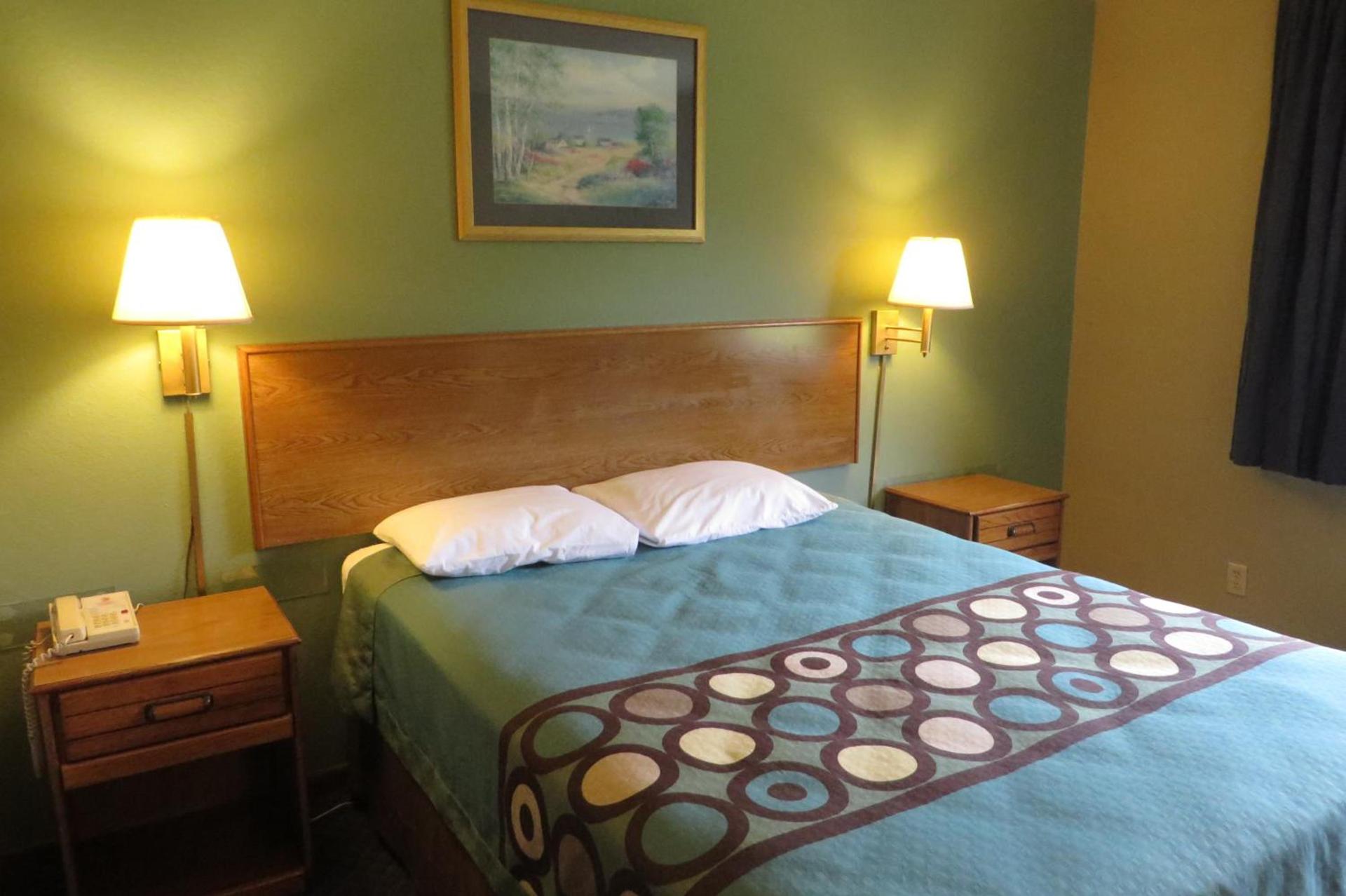 Super 8 by Wyndham Macomb photo 47