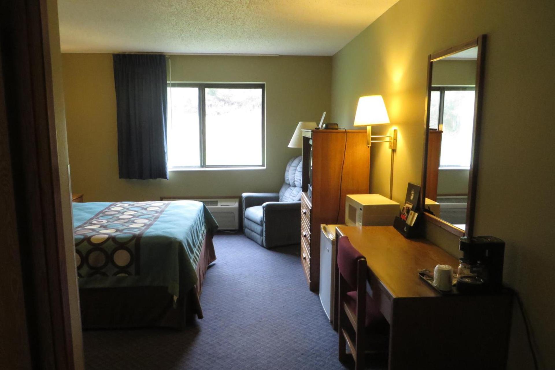 Super 8 by Wyndham Macomb photo 54