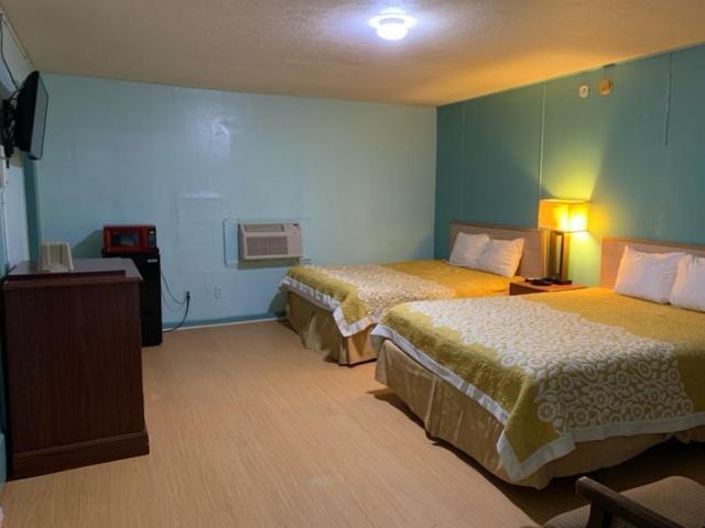LAMPLIGHTER INN photo 3