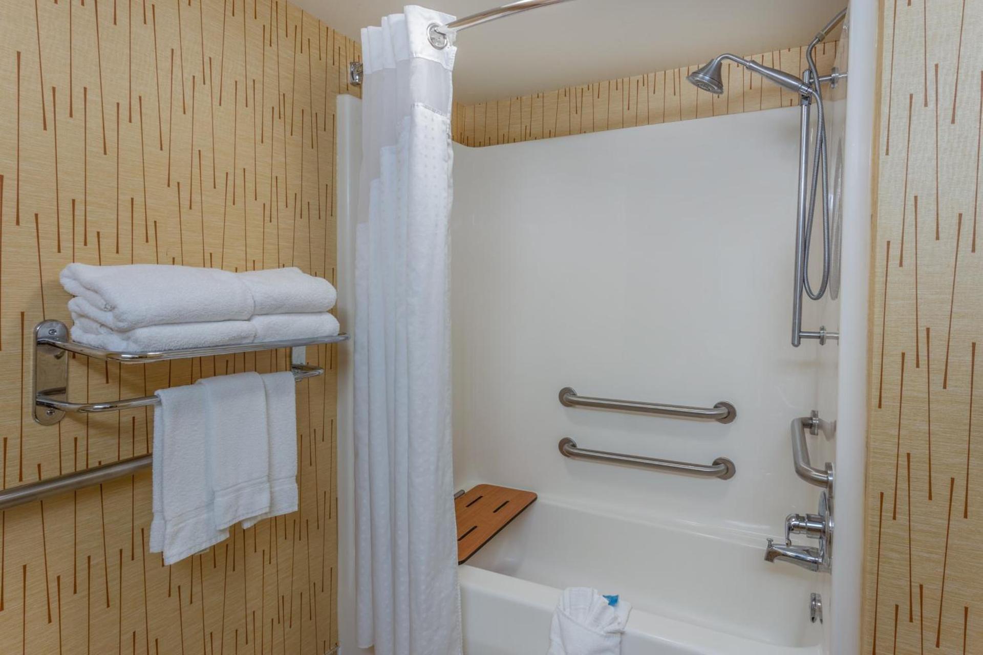 Holiday Inn Express Hotel & Suites Bowling Green by IHG photo 34
