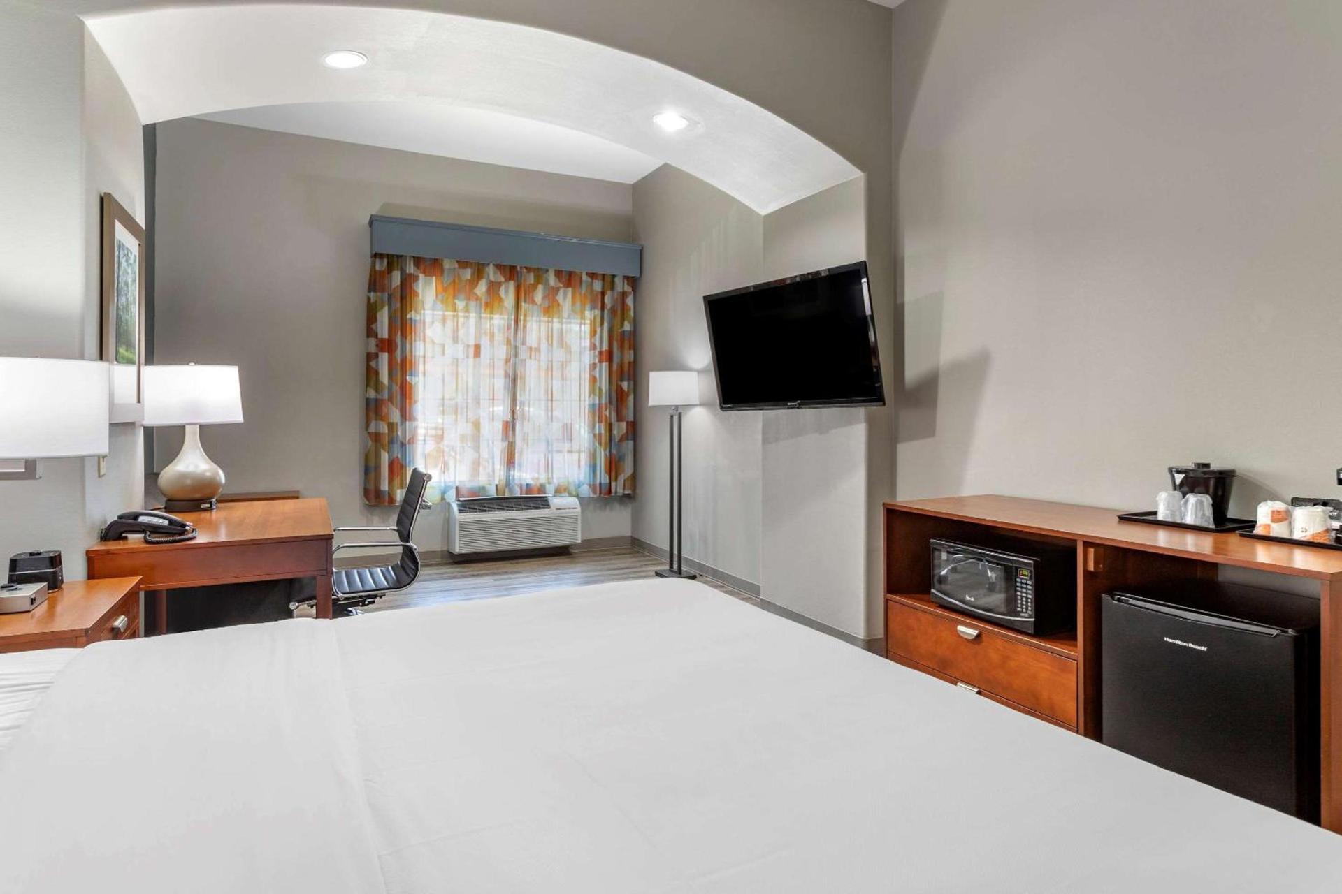 Comfort Inn & Suites Cleveland TX photo 20