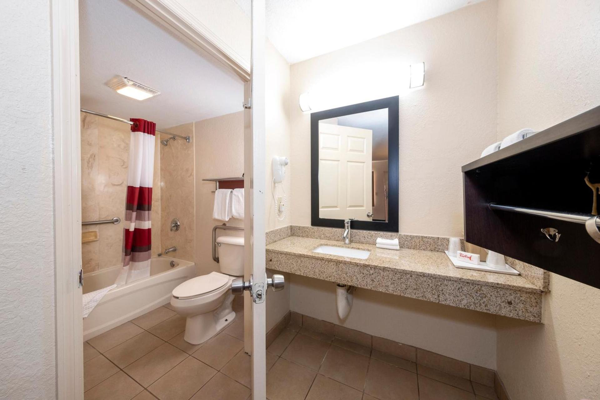 Red Roof Inn Ft Pierce photo 52