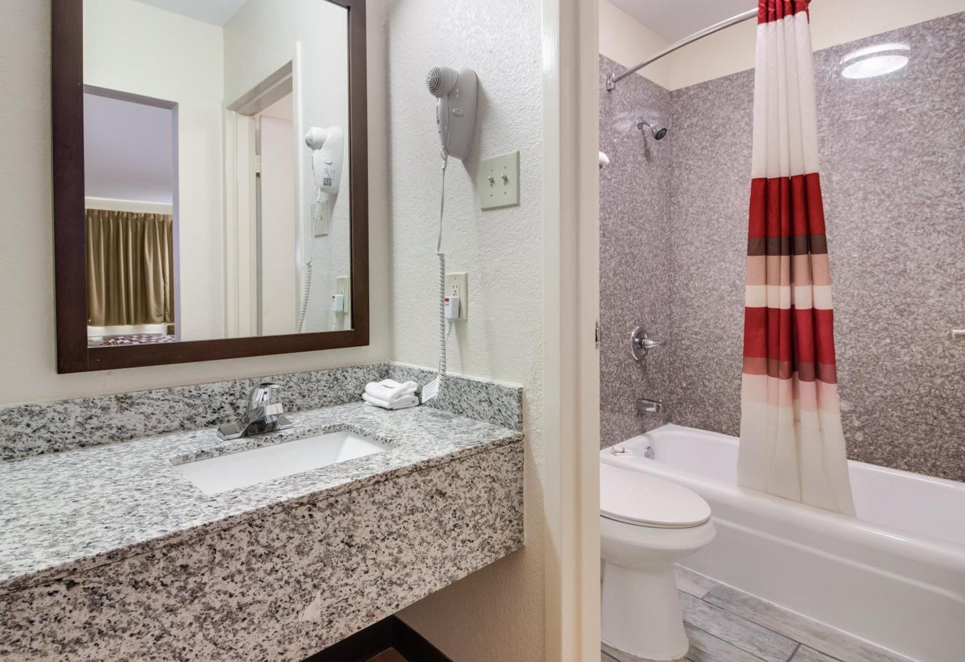 Red Roof Inn & Suites Commerce - Athens photo 35