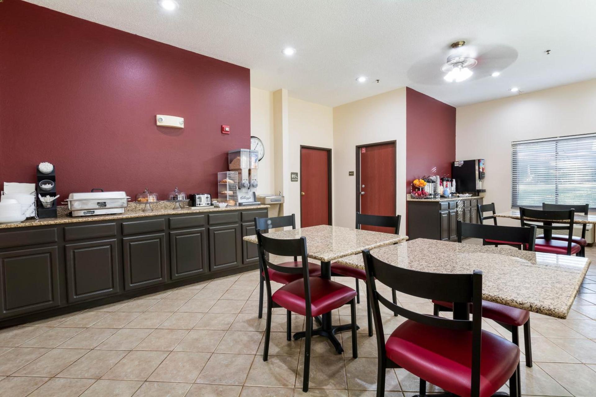 Red Roof Inn Carrollton photo 12