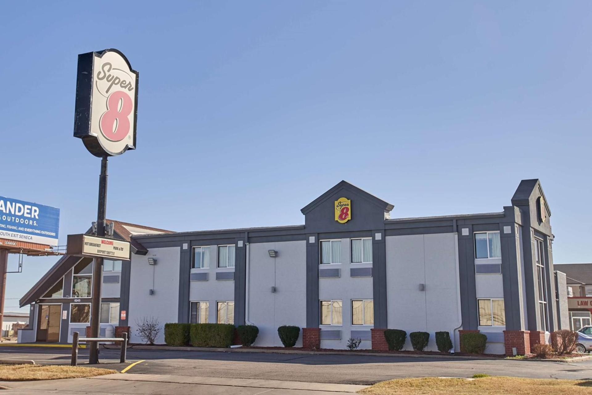 Super 8 by Wyndham Wichita Airport West Kellogg photo 6