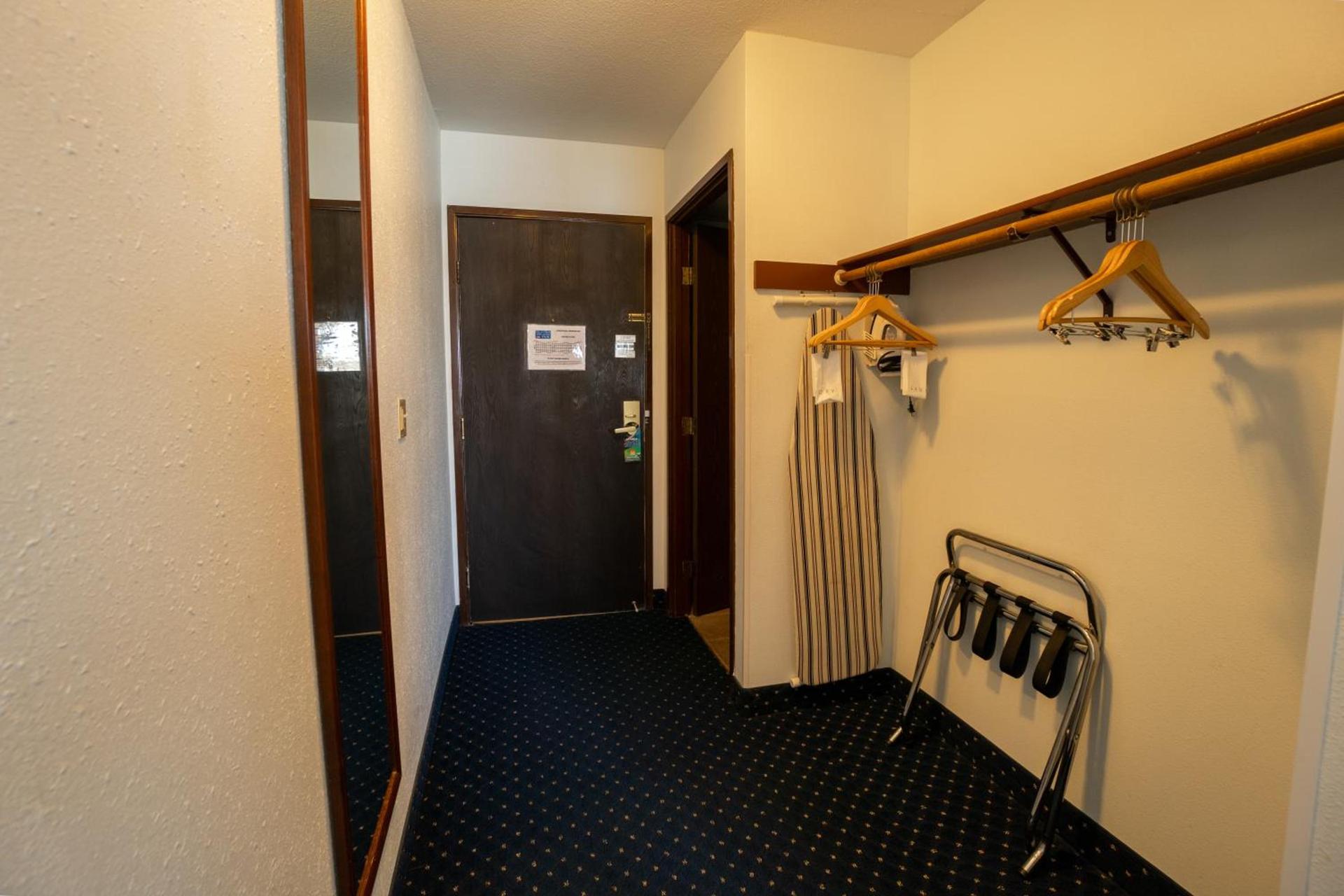 Clover Island Inn photo 40