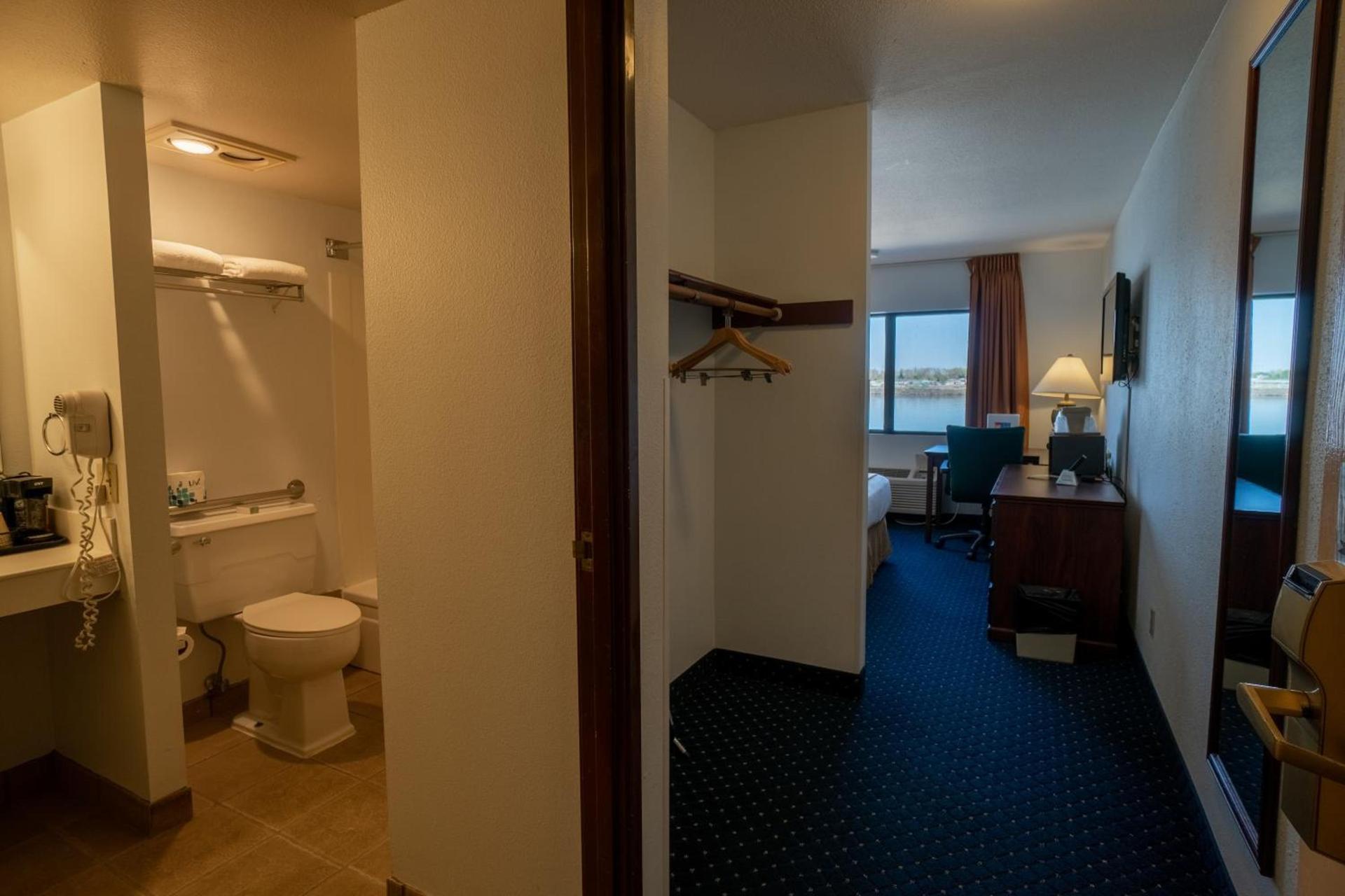 Clover Island Inn photo 45
