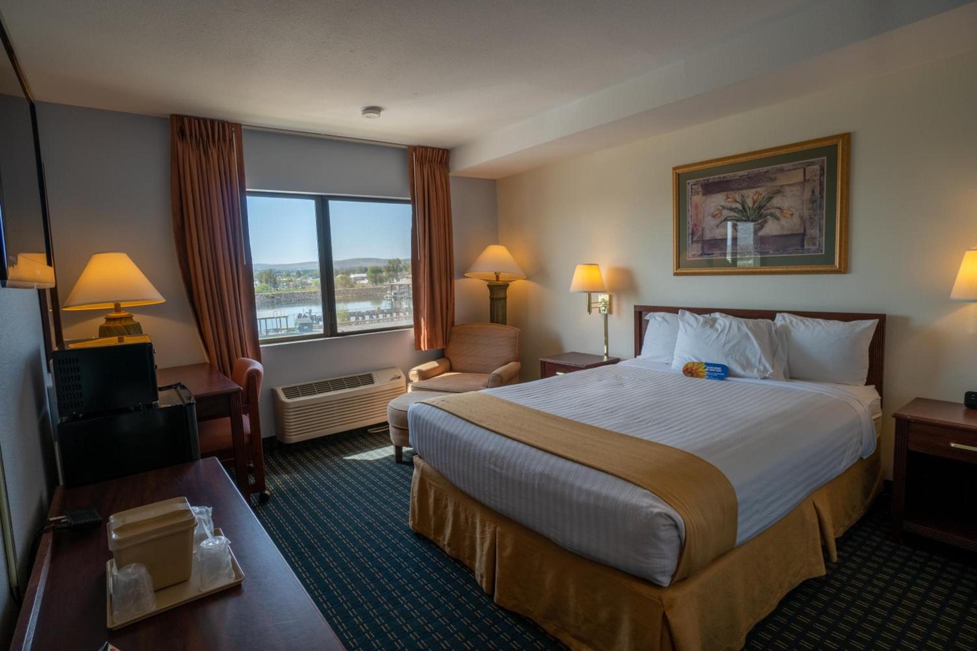 Clover Island Inn photo 47