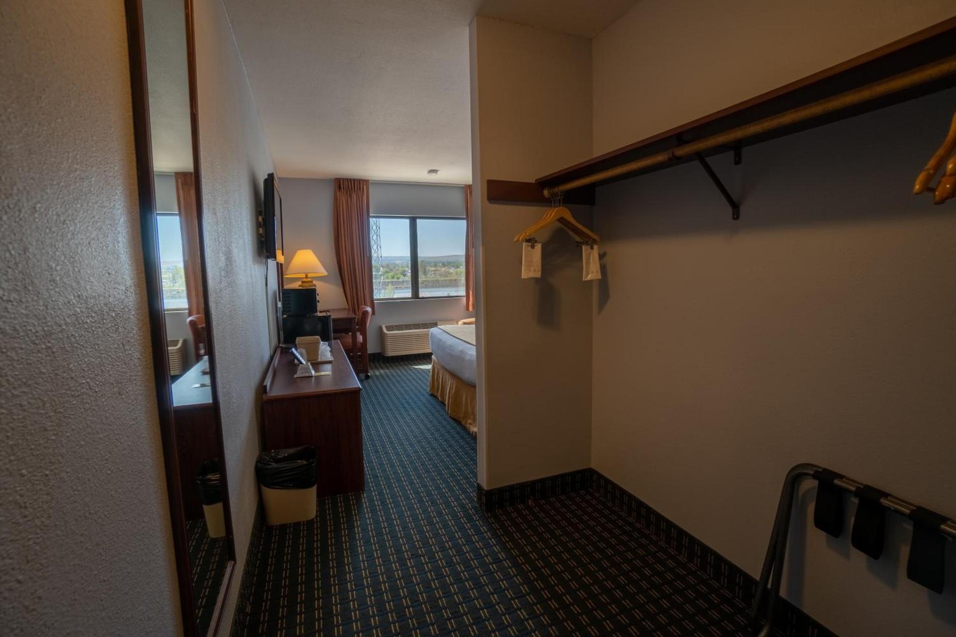 Clover Island Inn photo 49