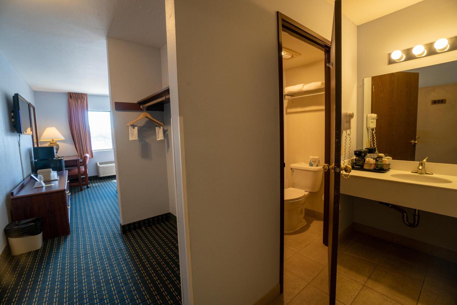 Clover Island Inn photo 54