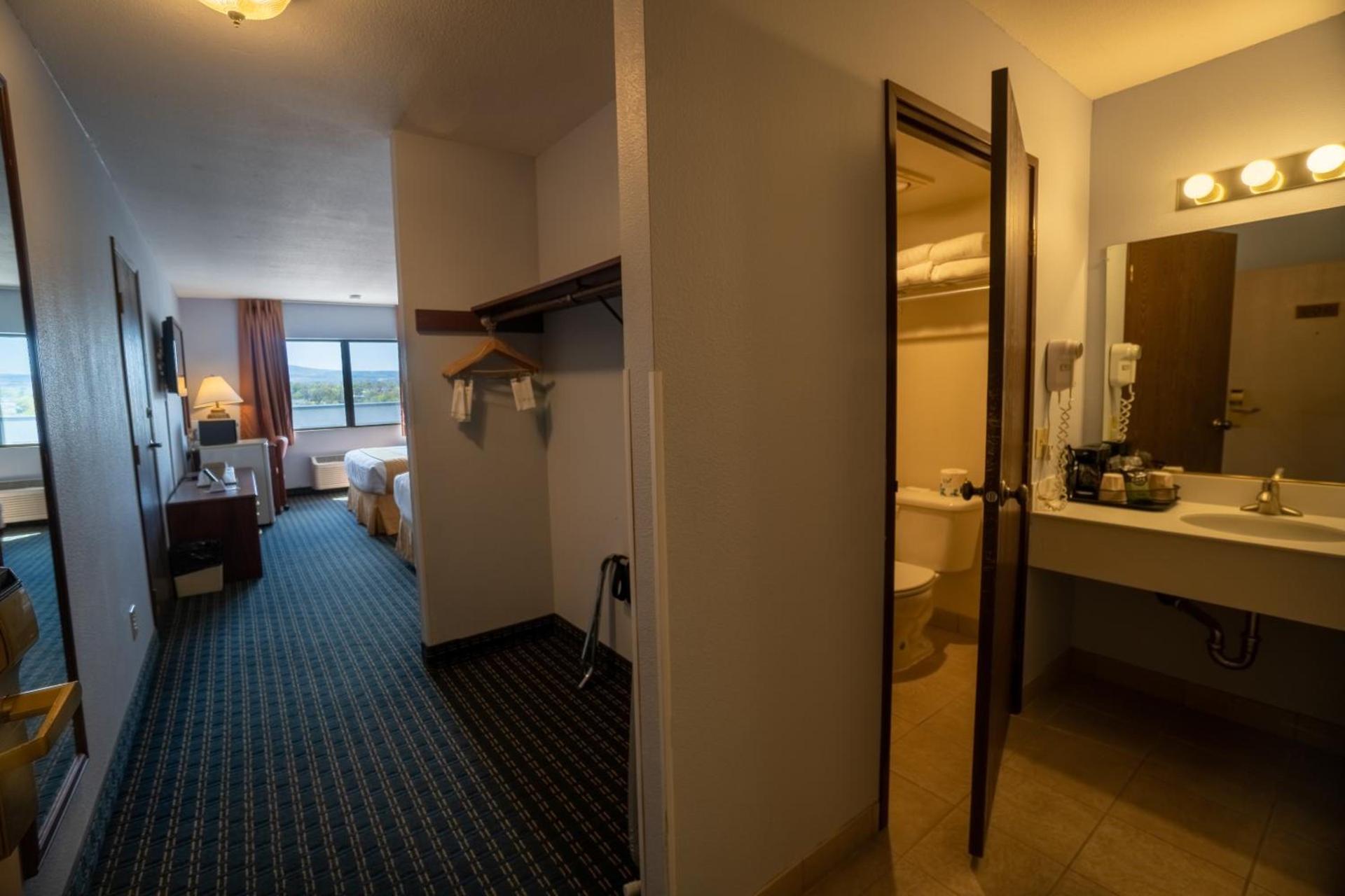 Clover Island Inn photo 56