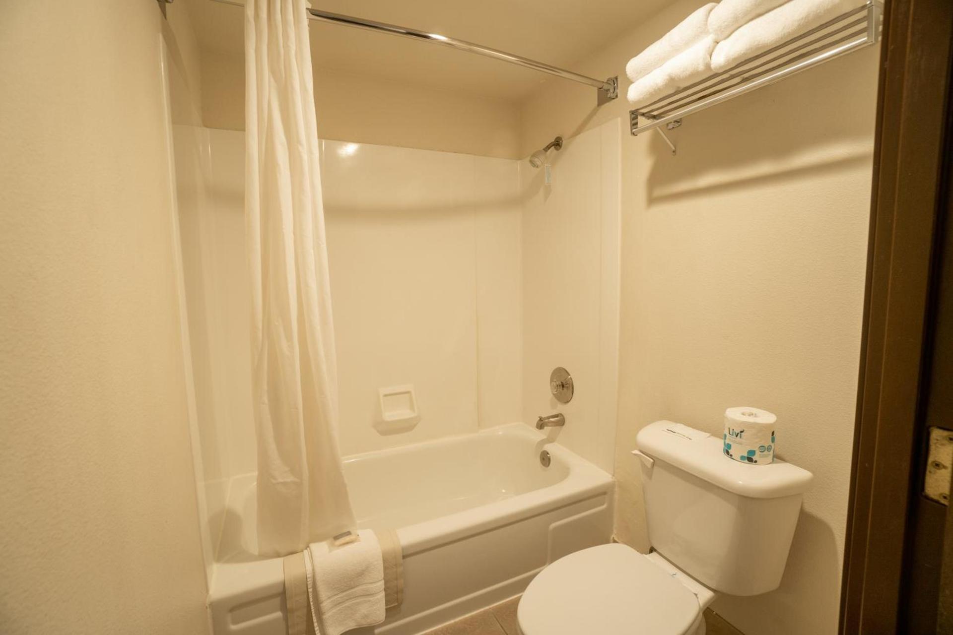 Clover Island Inn photo 60