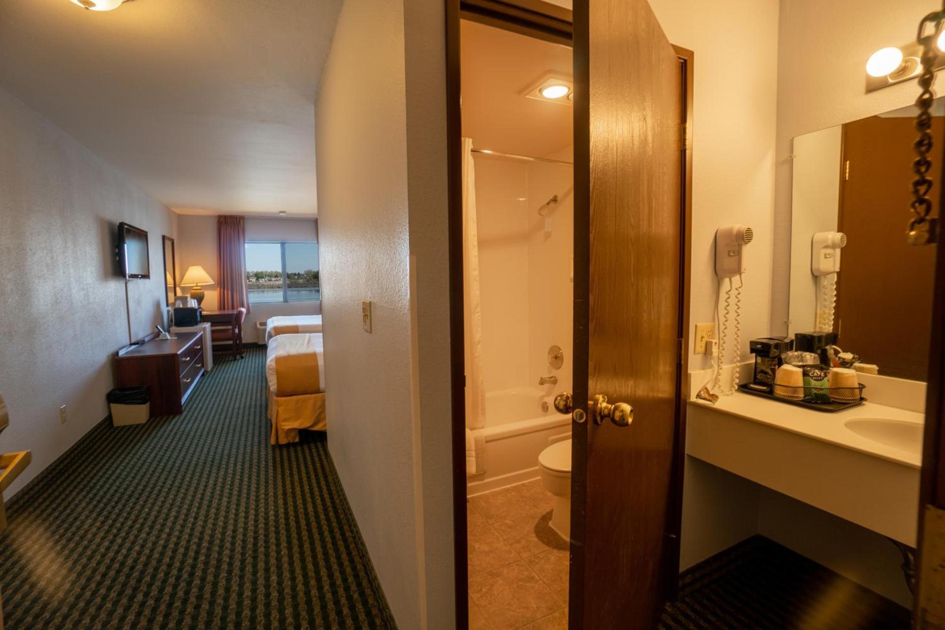 Clover Island Inn photo 66