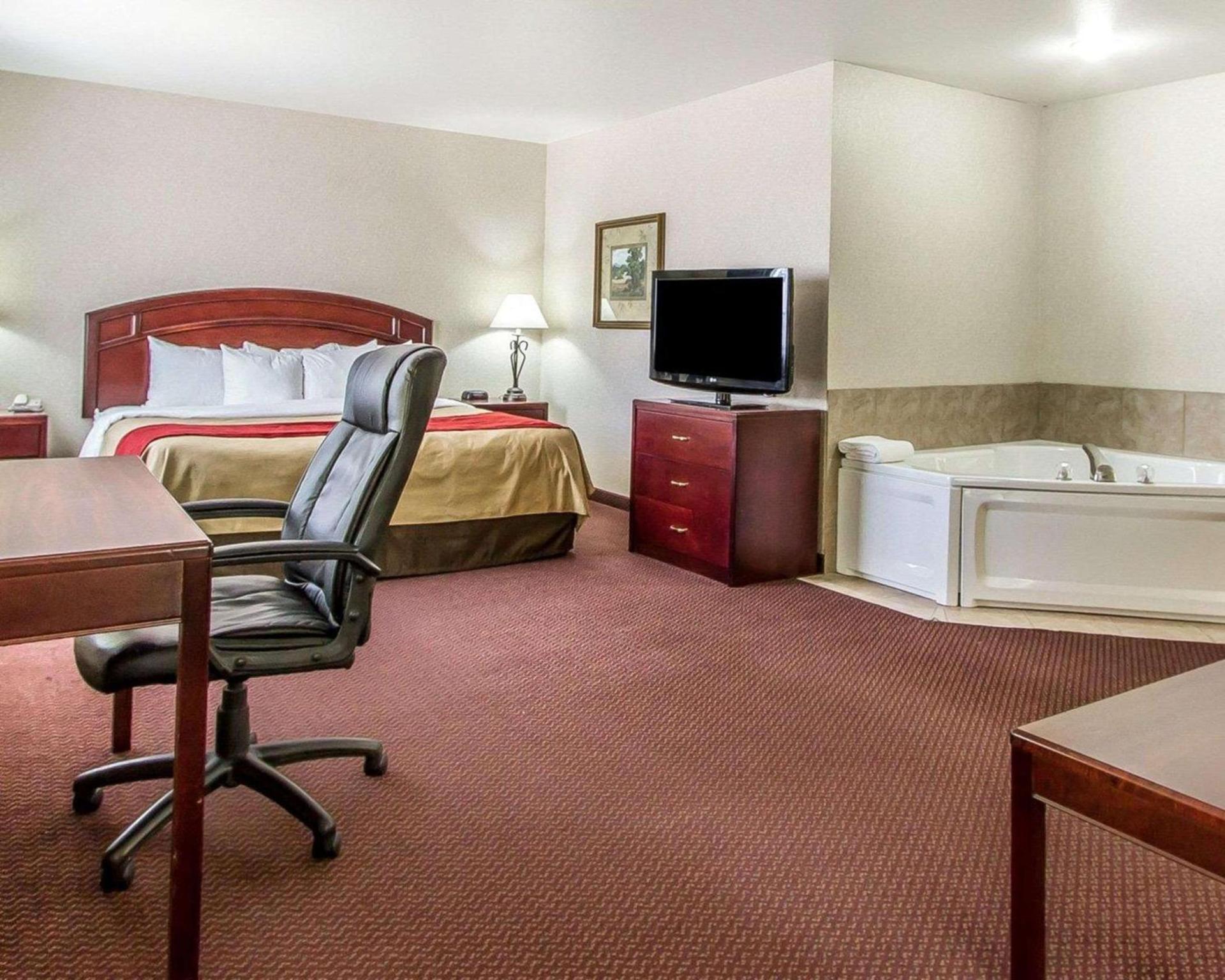Quality Inn & Suites Fort Madison near Hwy 61 photo 4