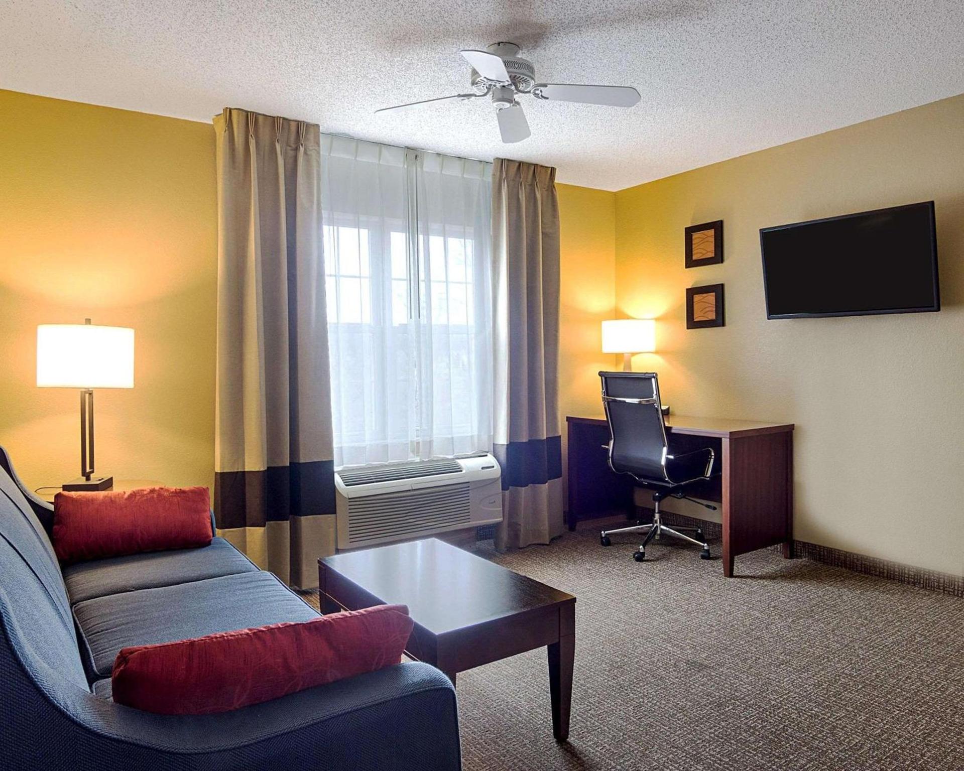 Comfort Inn & Suites Grafton-Cedarburg photo 18