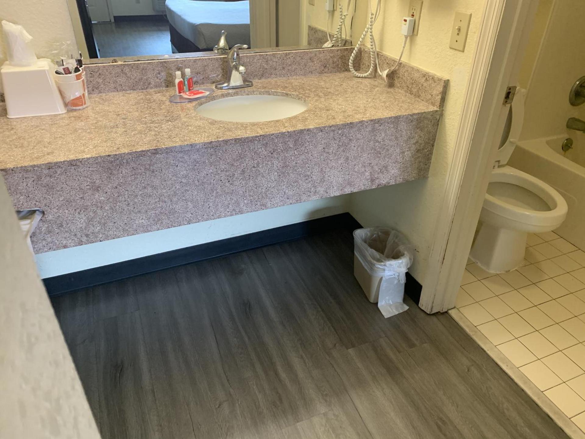 Econo Lodge Dothan West photo 27