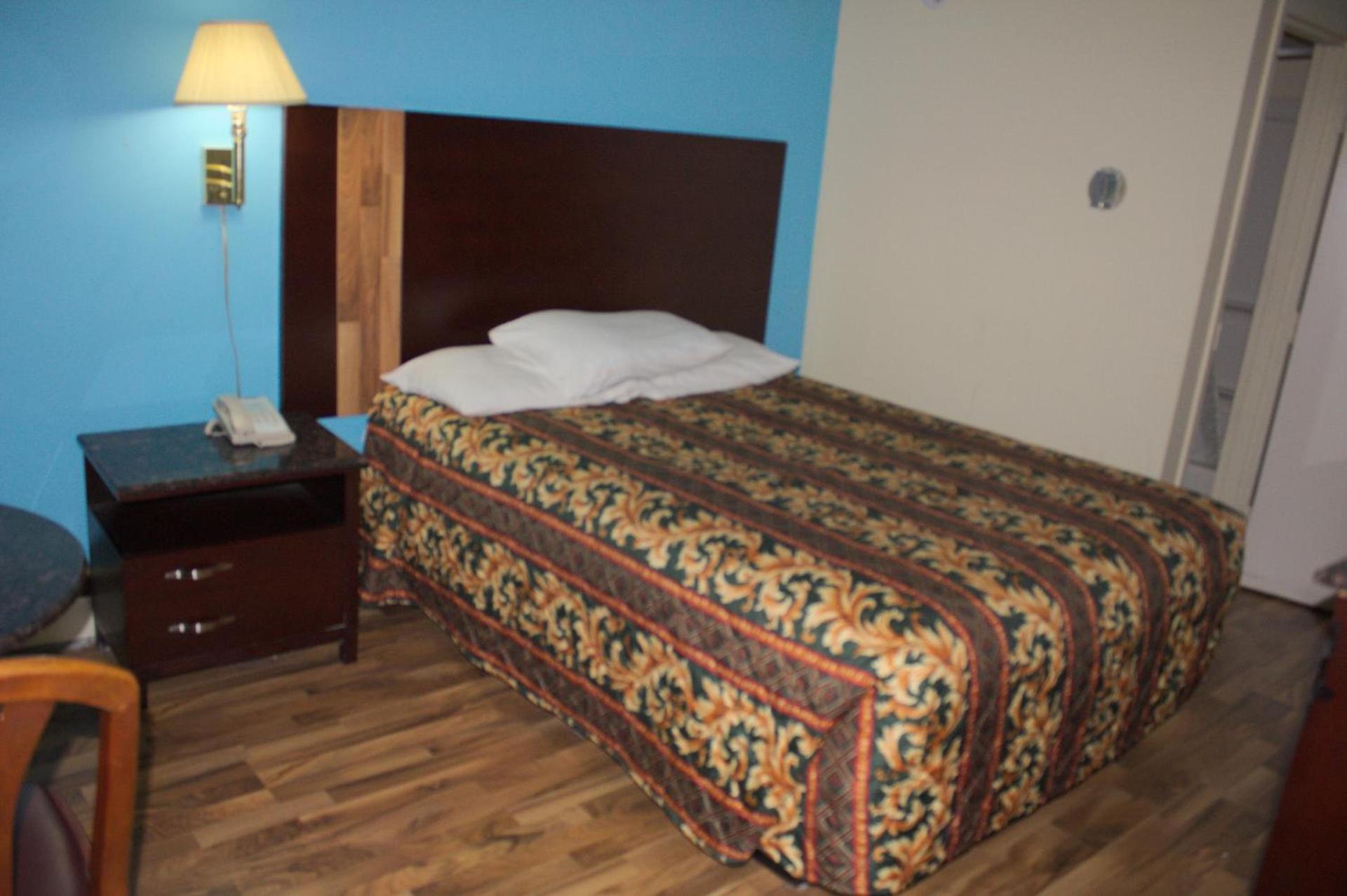 American Inn and Suites photo 5