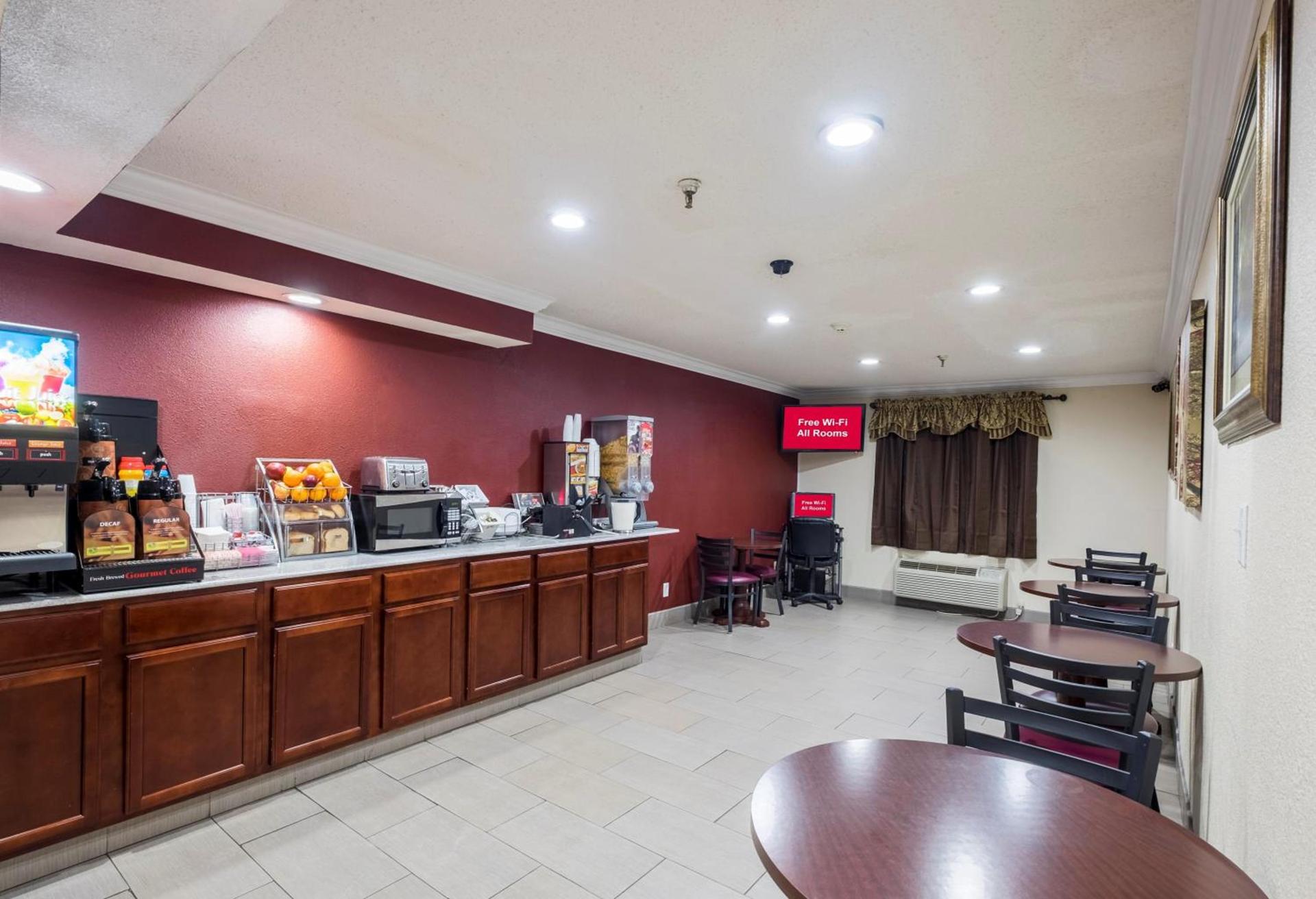 Red Roof Inn Binghamton North photo 9