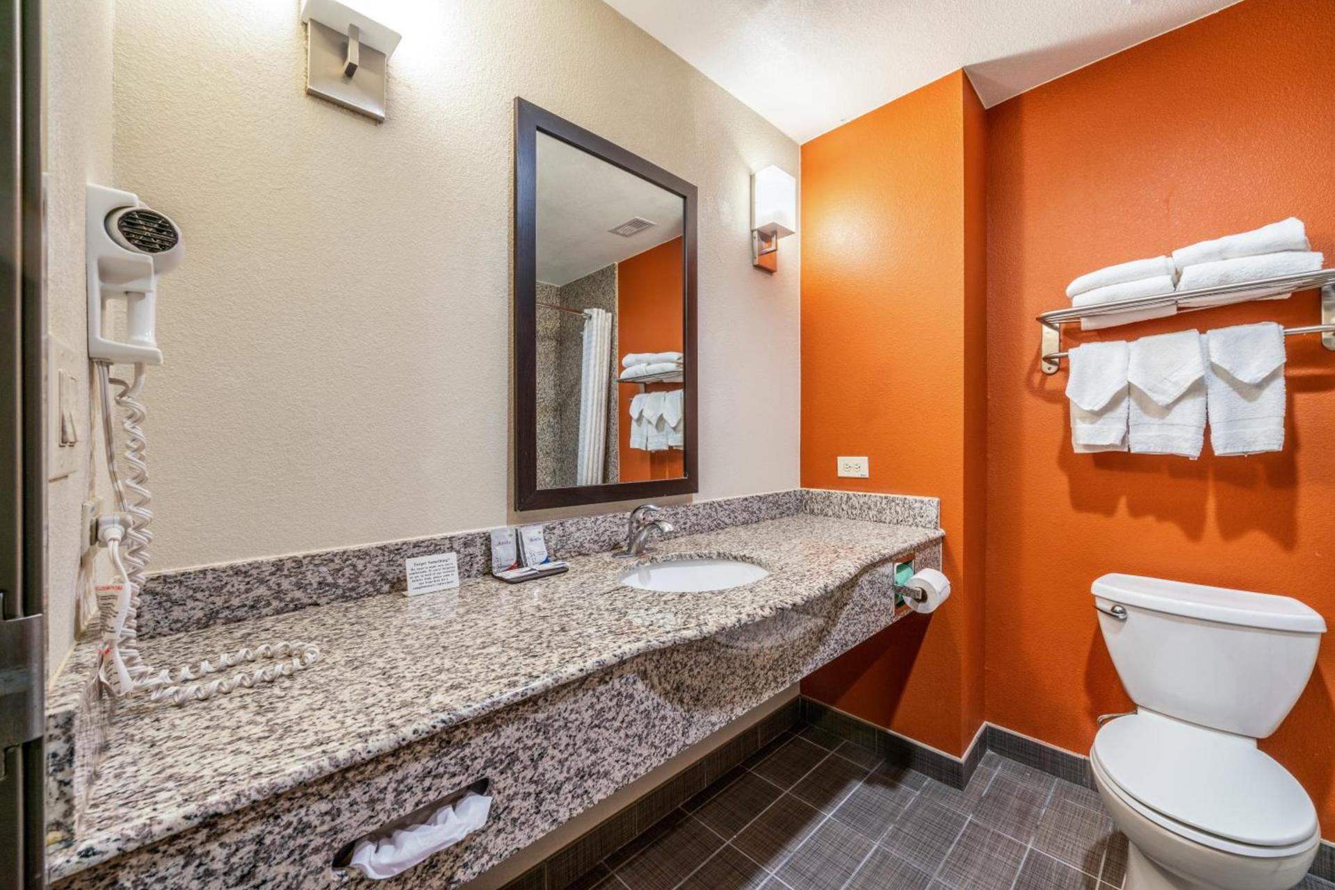 Restwell Inn & Suites I-45 North photo 19