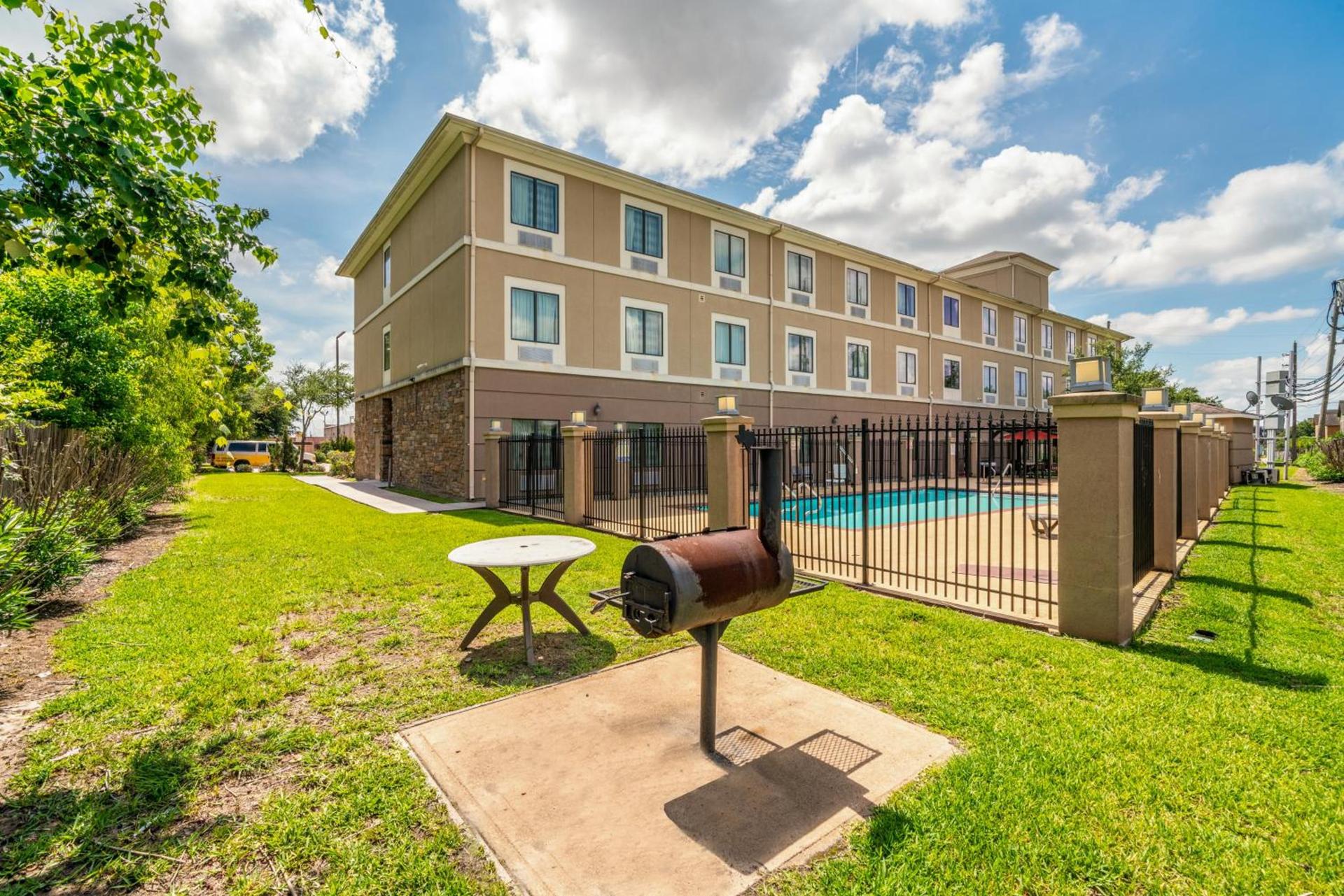 Restwell Inn & Suites I-45 North photo 34