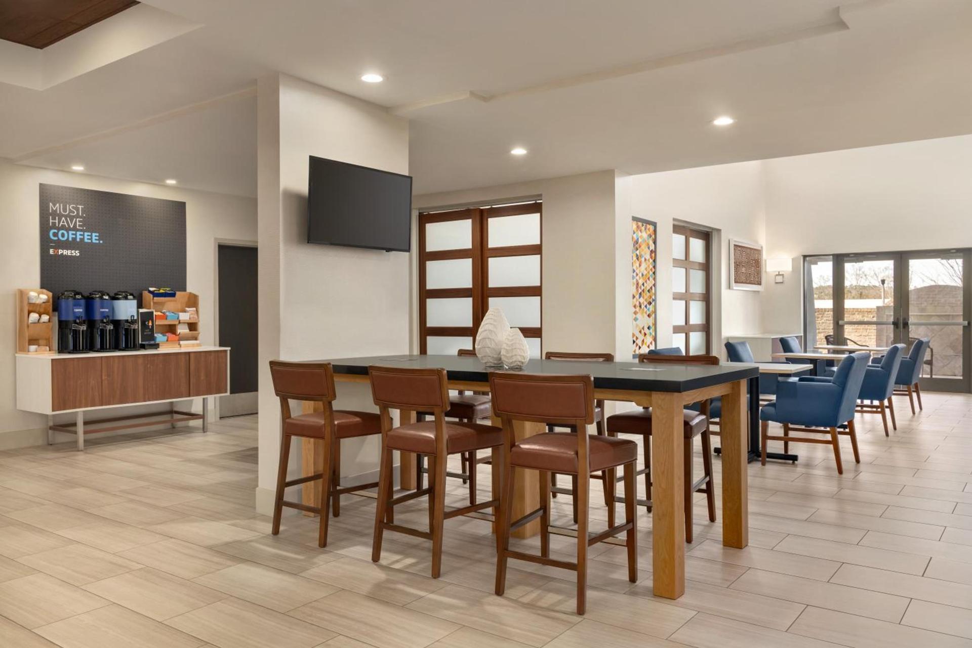 Holiday Inn Express Hotel & Suites Opelika Auburn by IHG photo 84