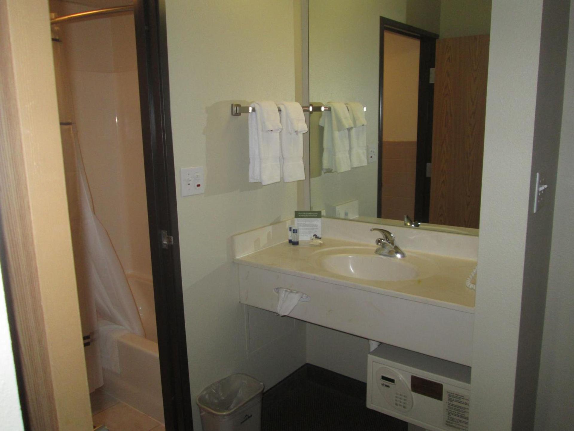 AmericInn by Wyndham Charlevoix photo 23