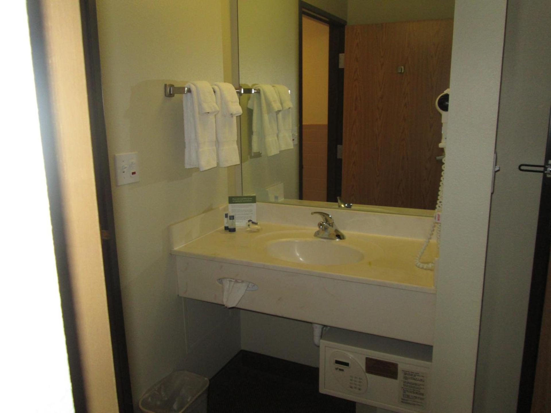 AmericInn by Wyndham Charlevoix photo 35