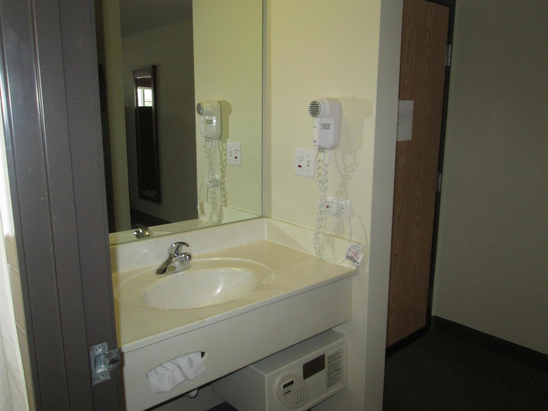 AmericInn by Wyndham Charlevoix photo 40