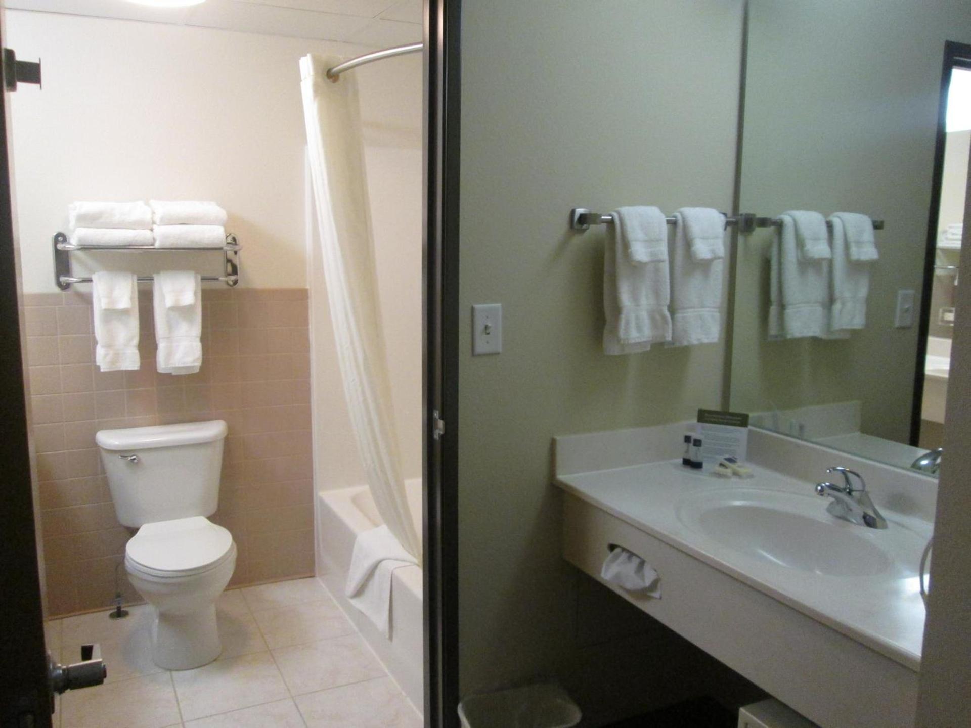 AmericInn by Wyndham Charlevoix photo 41