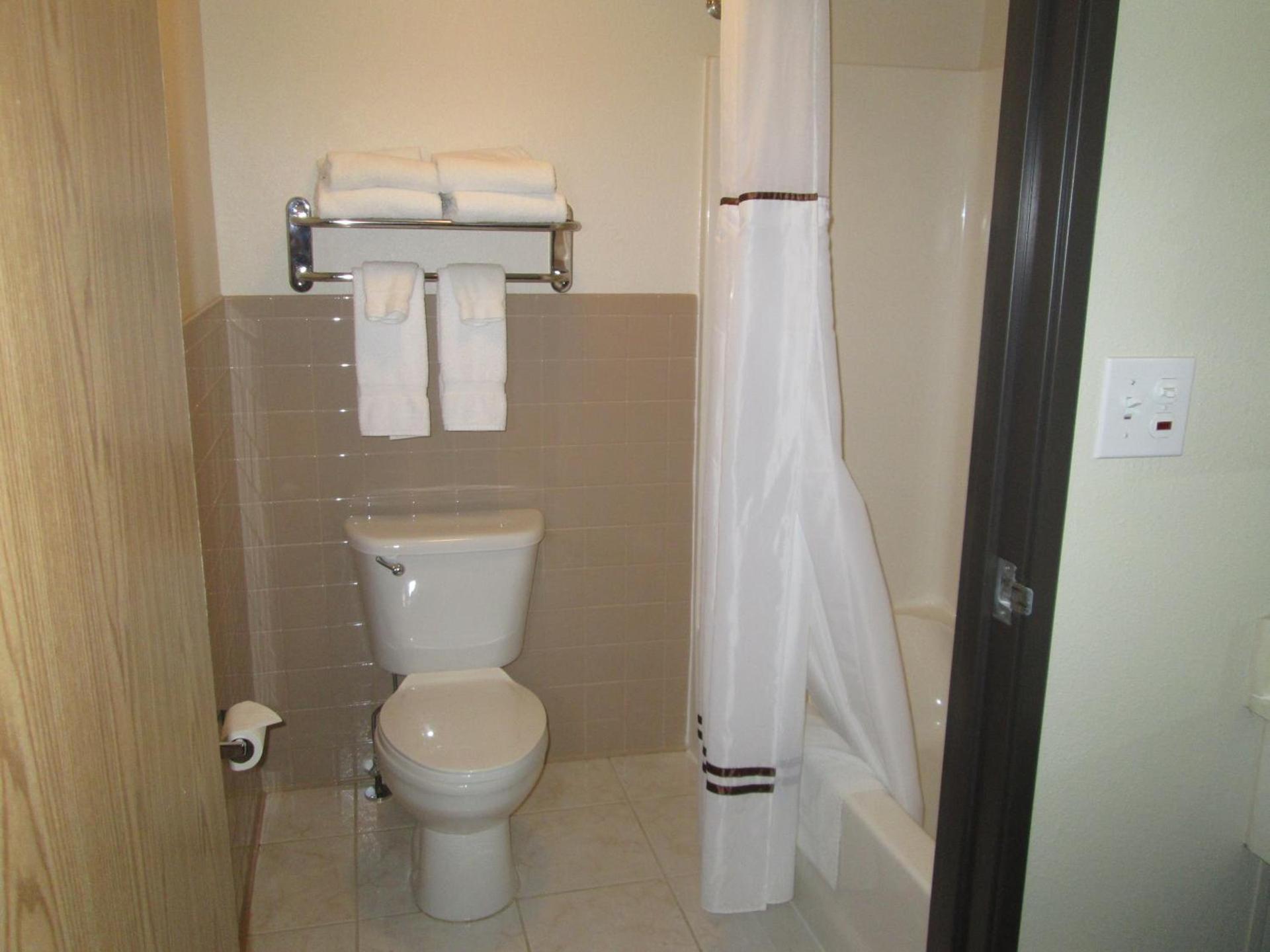 AmericInn by Wyndham Charlevoix photo 44