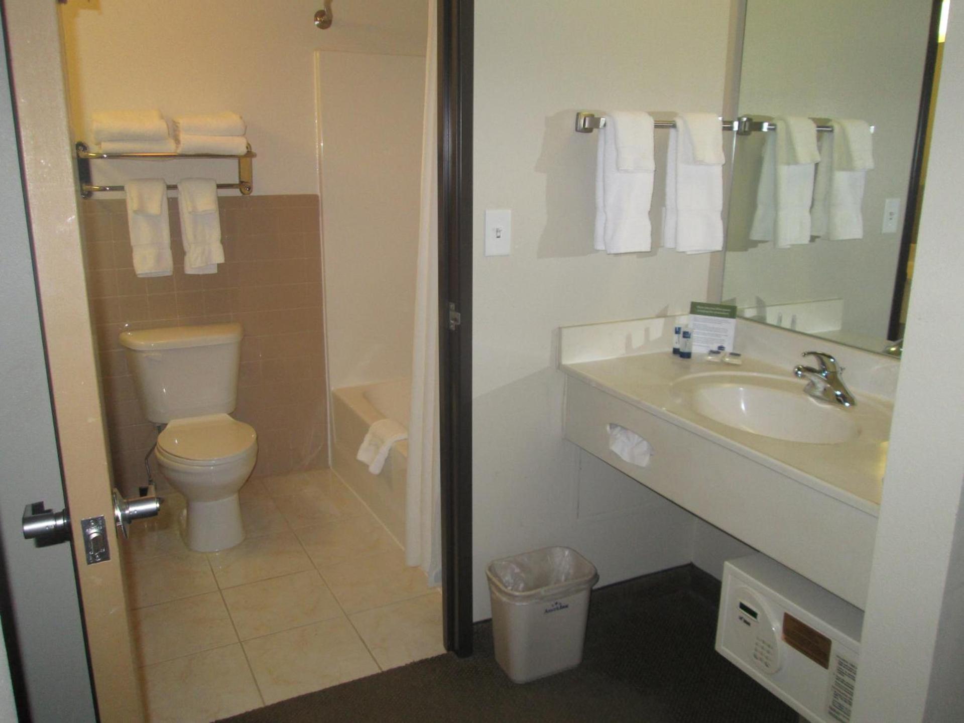 AmericInn by Wyndham Charlevoix photo 47