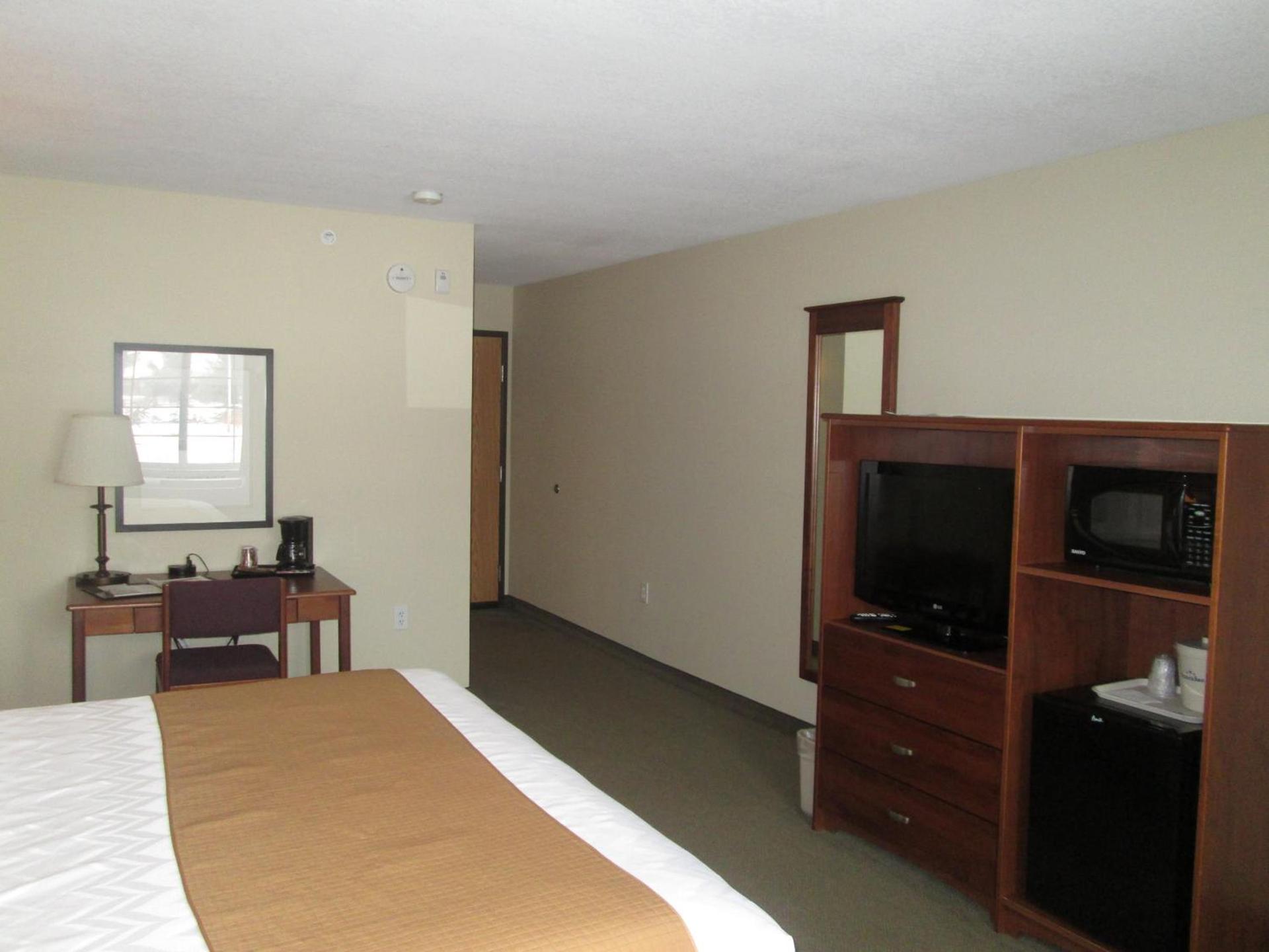 AmericInn by Wyndham Charlevoix photo 38