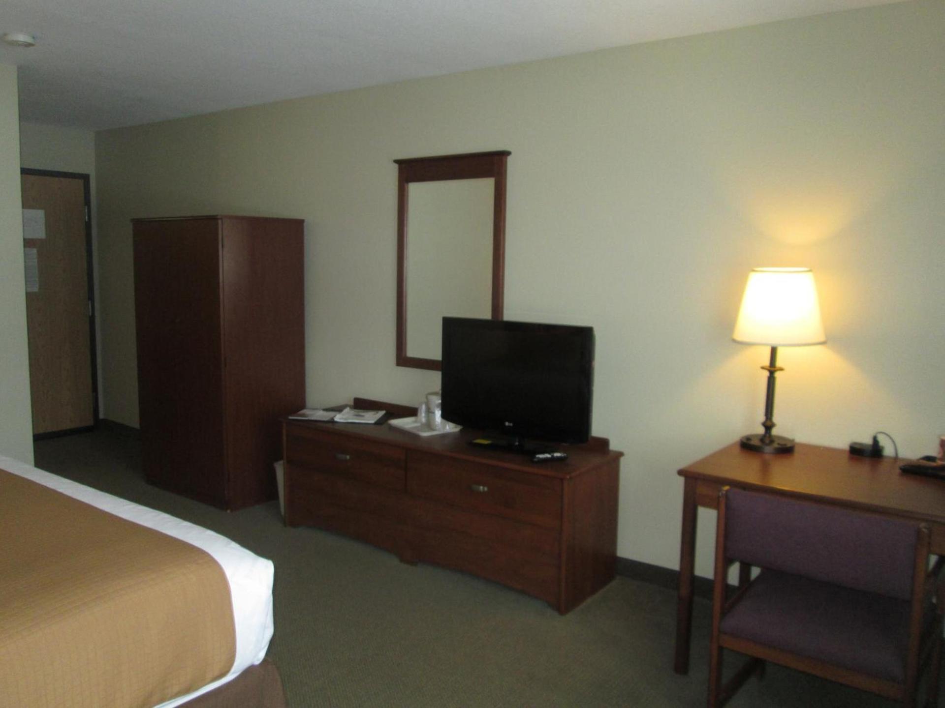 AmericInn by Wyndham Charlevoix photo 49