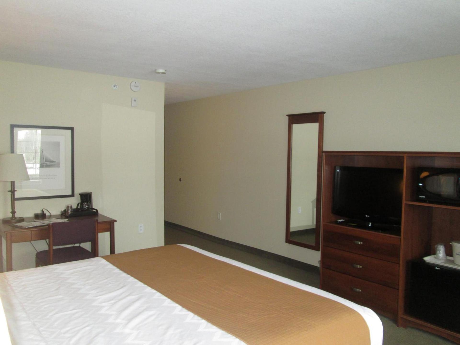 AmericInn by Wyndham Charlevoix photo 63