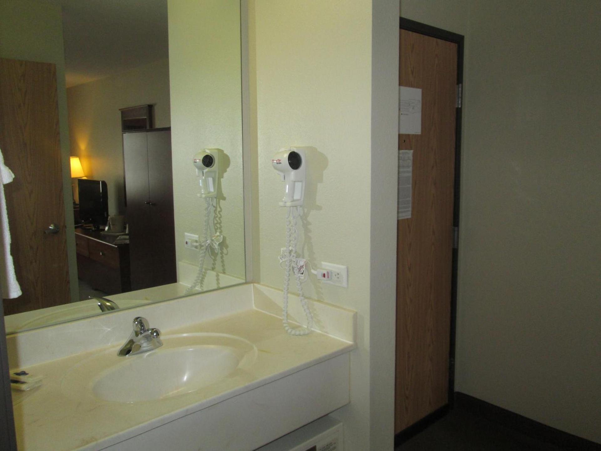 AmericInn by Wyndham Charlevoix photo 60