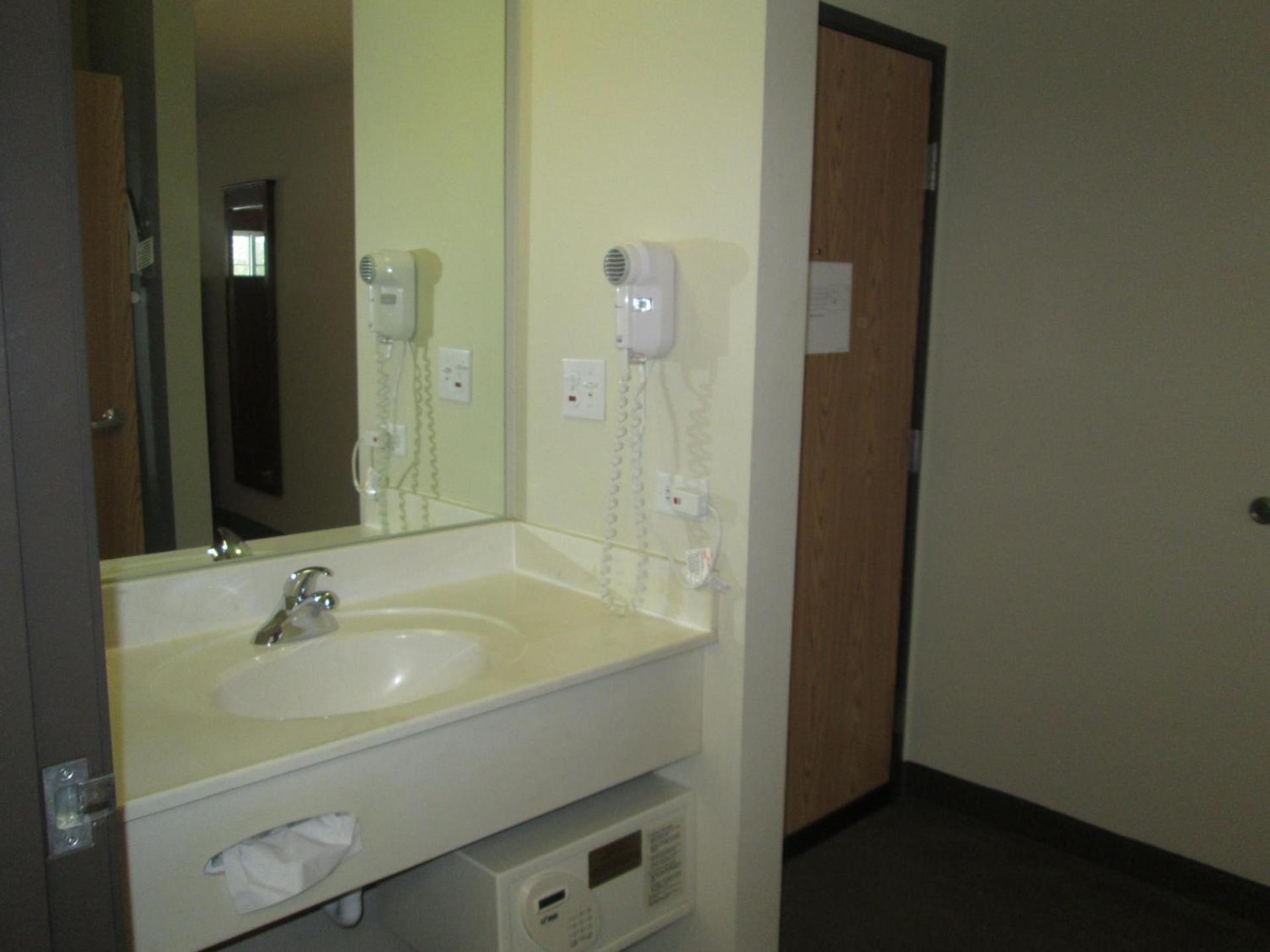 AmericInn by Wyndham Charlevoix photo 20