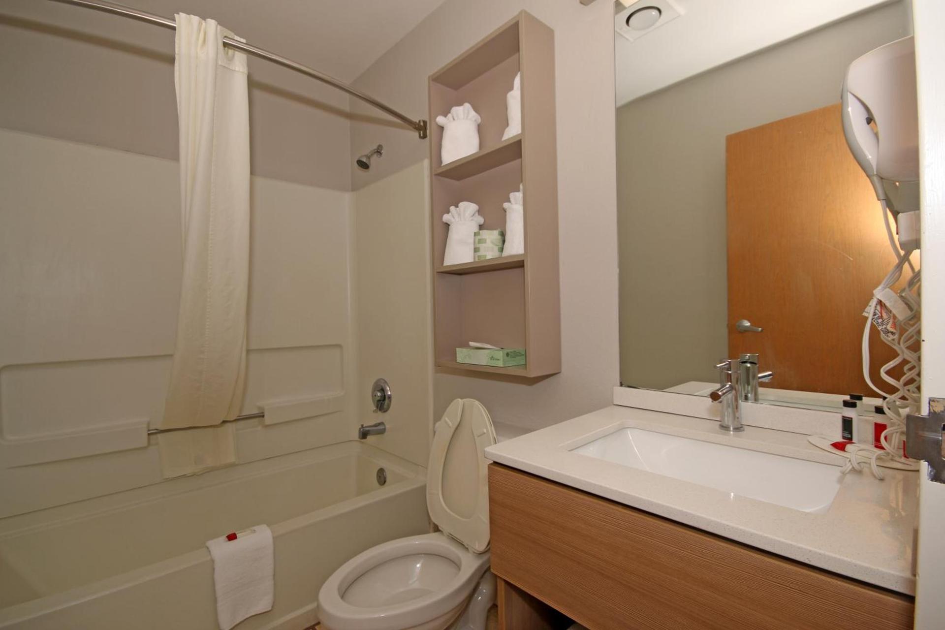 Microtel Inn by Wyndham Greensboro photo 8