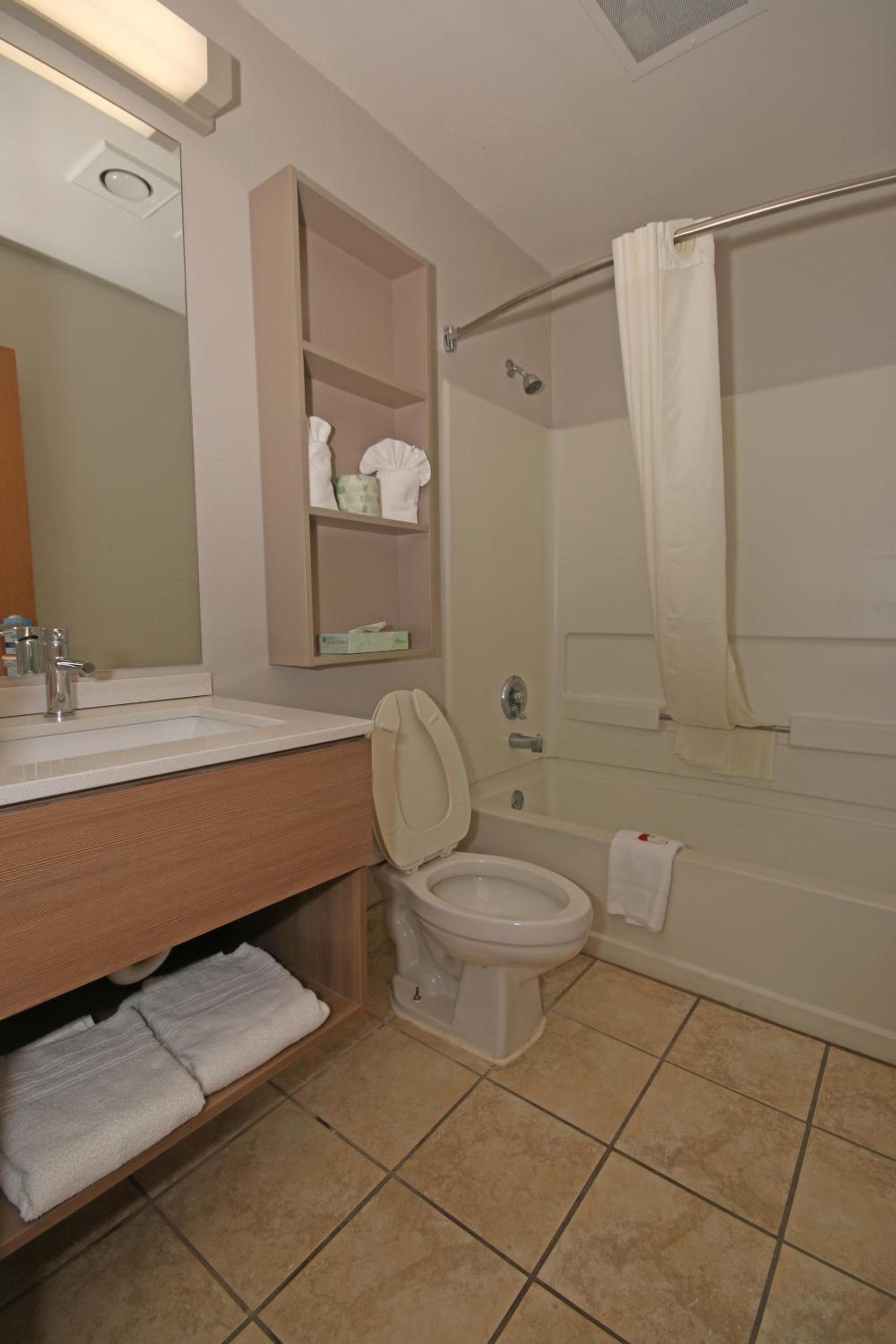 Microtel Inn by Wyndham Greensboro photo 15