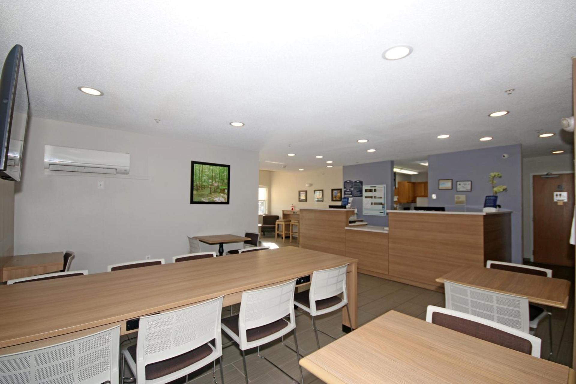 Microtel Inn by Wyndham Greensboro photo 14