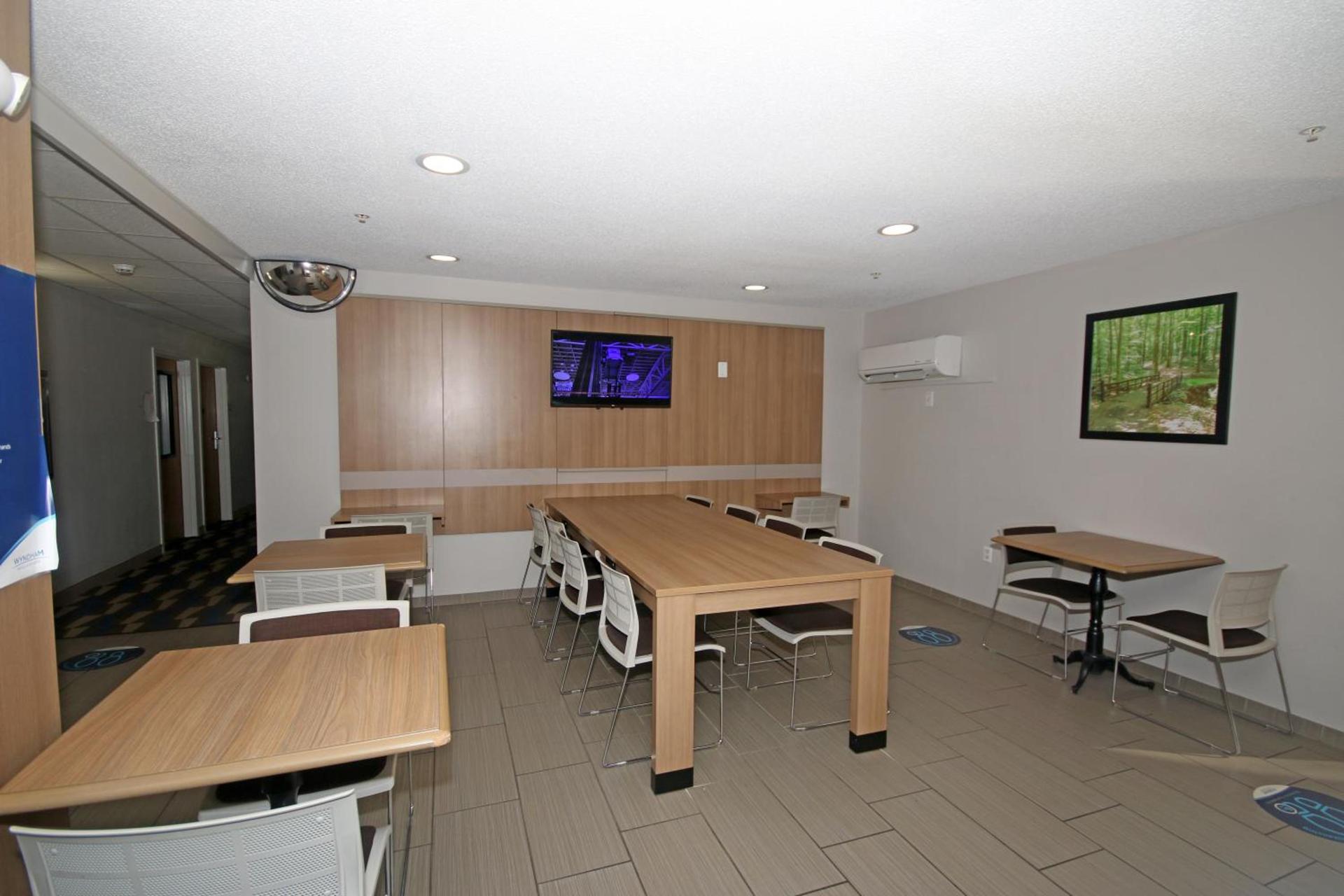 Microtel Inn by Wyndham Greensboro photo 13