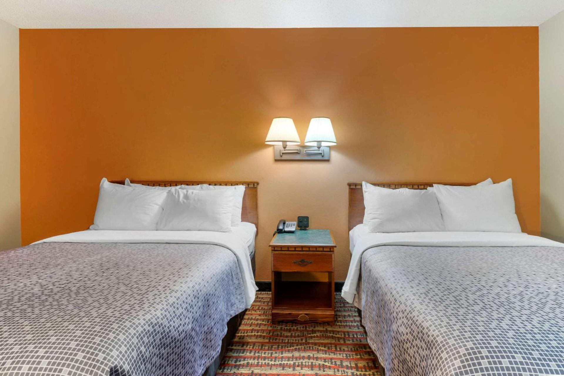 Econo Lodge Lakeview photo 10