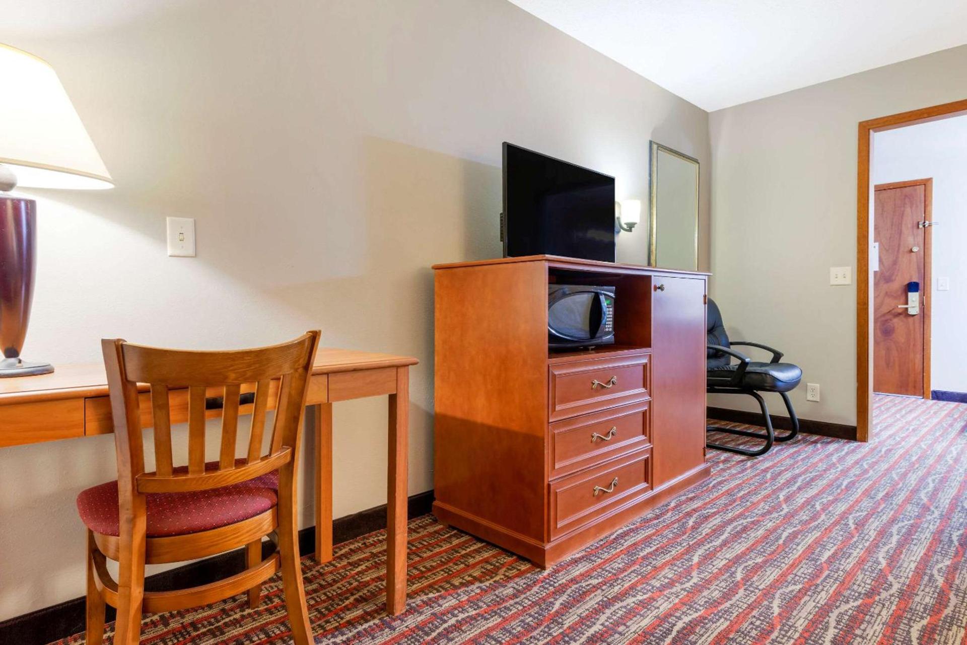 Econo Lodge Lakeview photo 13