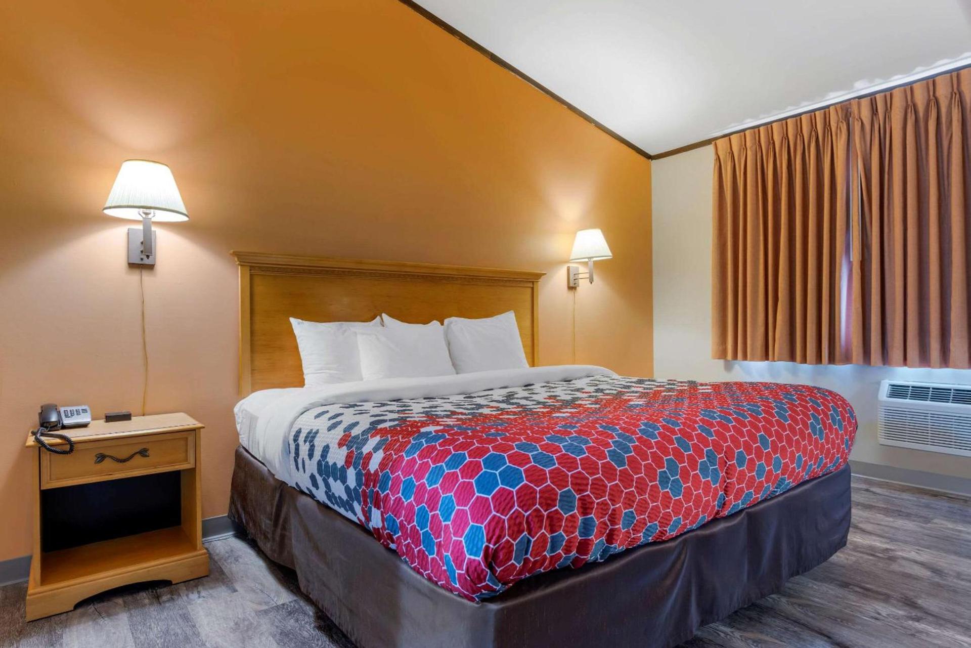 Econo Lodge Lakeview photo 16