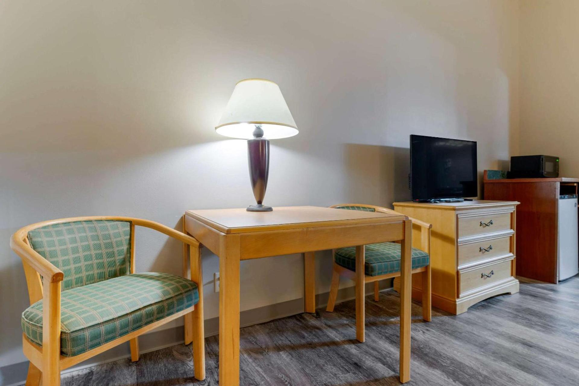 Econo Lodge Lakeview photo 18