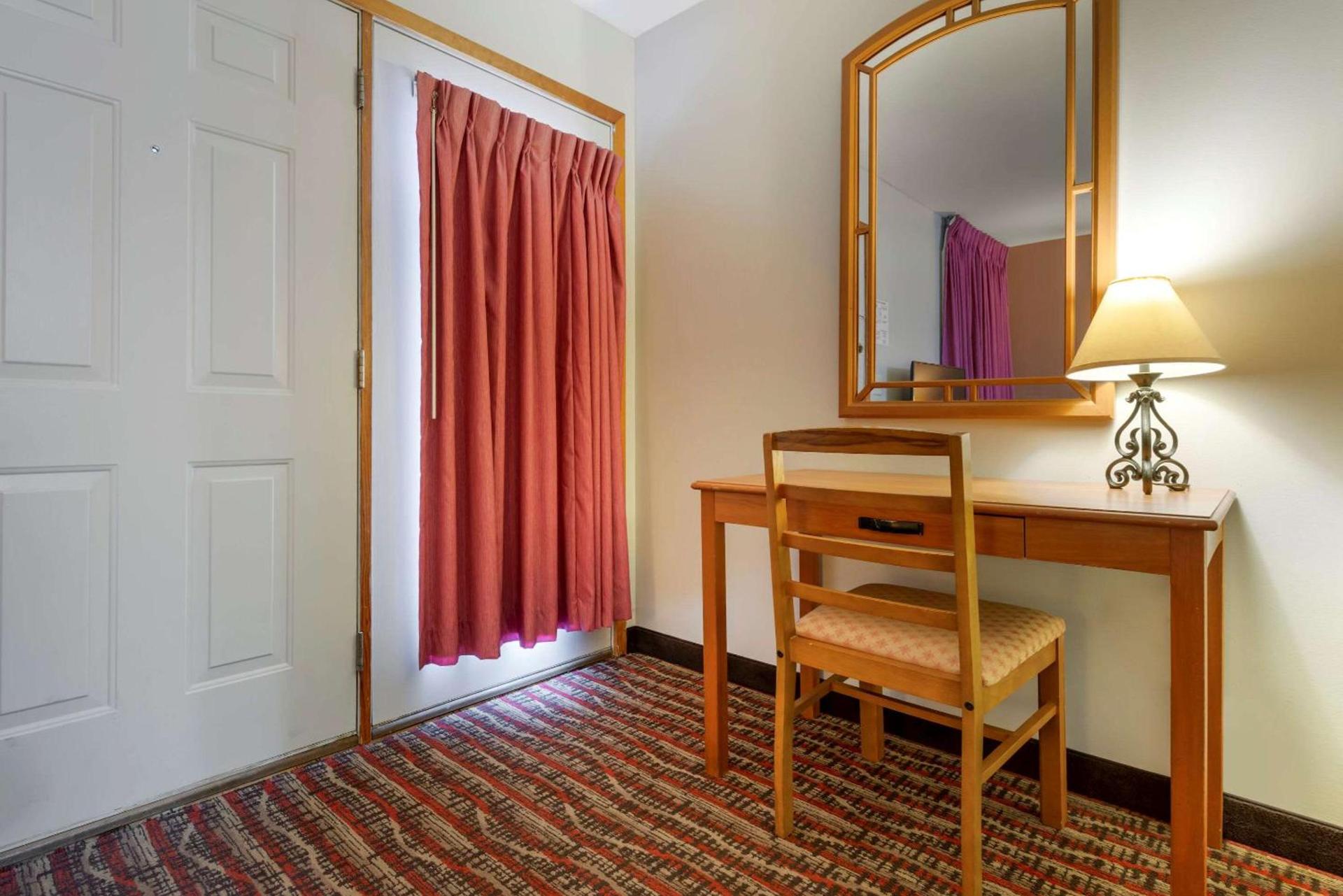 Econo Lodge Lakeview photo 21